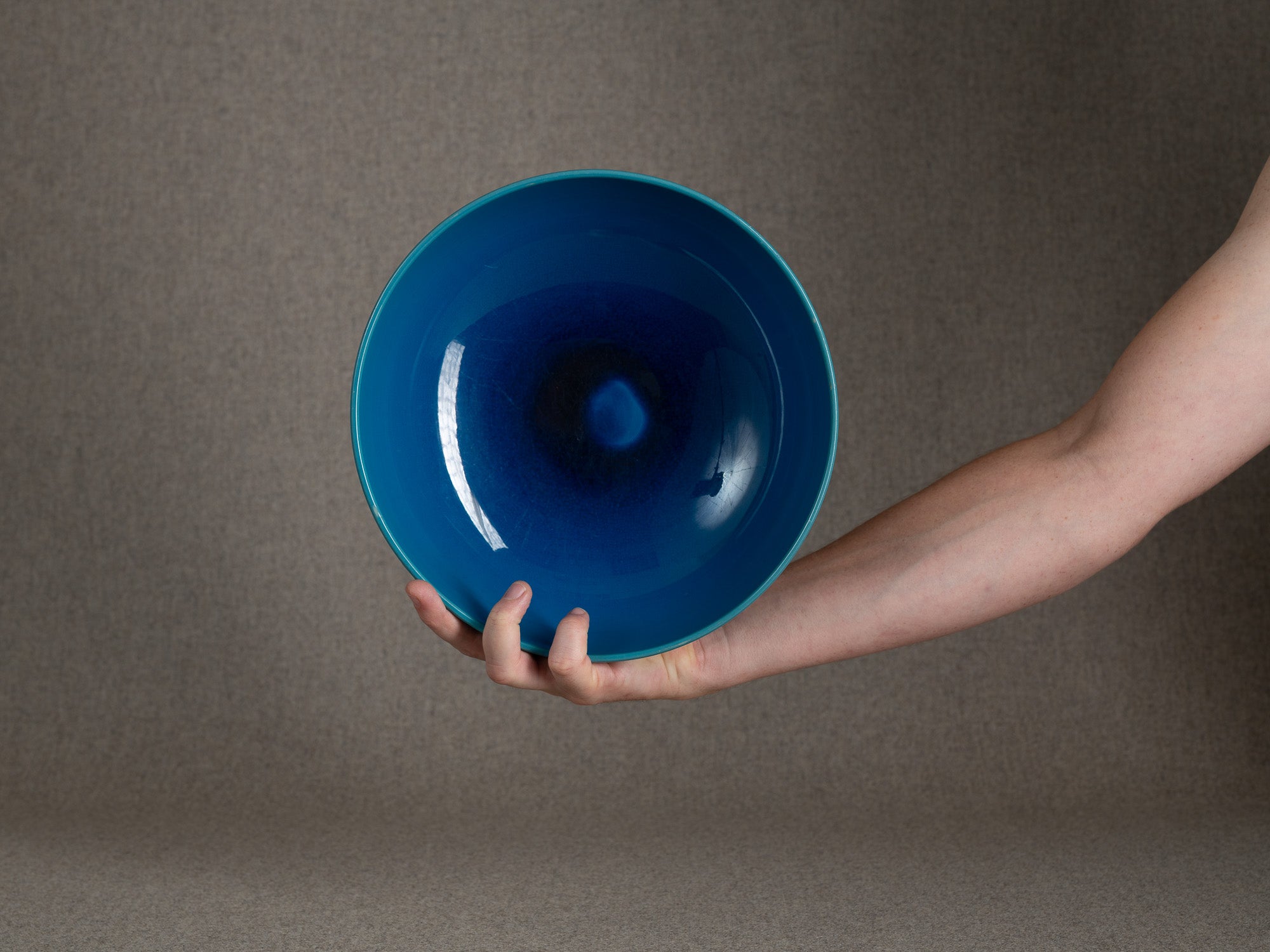 Rare coupe circulaire par Carl‑Harry Stålhane & Signe Persson‑Melin pour Rörstrand, Suède (vers 1955)..Rare circular ceramic bowl by Carl‑Harry Stålhane & Signe Persson‑Melin for Rörstrand, Sweden (circa 1955)