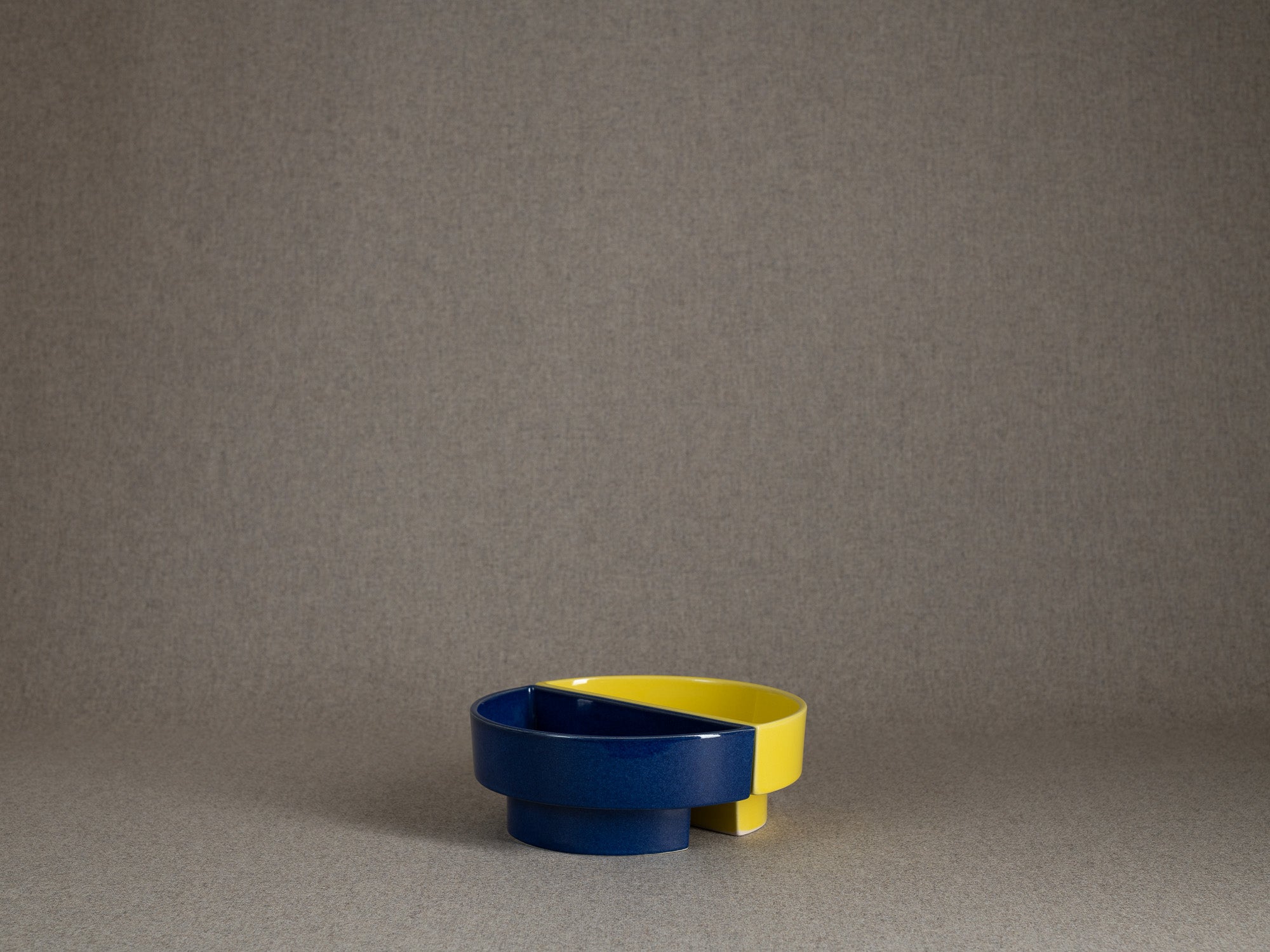Duo de vases / coupes en porcelaine pour l'ikebana, Japon (vers 1980)..Set of 2 Stoneware vases / bowls for ikebana flower arrangements, Japan (circa 1980)