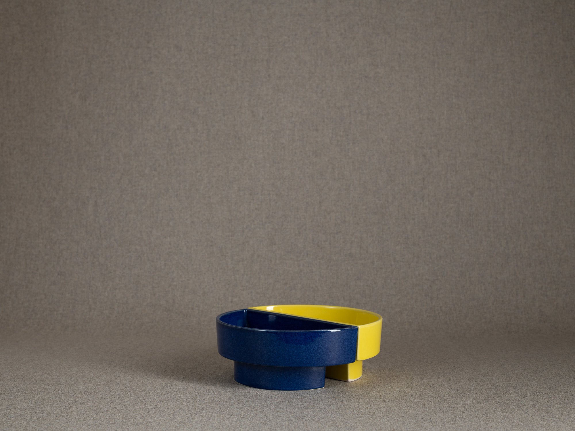 Duo de vases / coupes en porcelaine pour l'ikebana, Japon (vers 1980)..Set of 2 Stoneware vases / bowls for ikebana flower arrangements, Japan (circa 1980)
