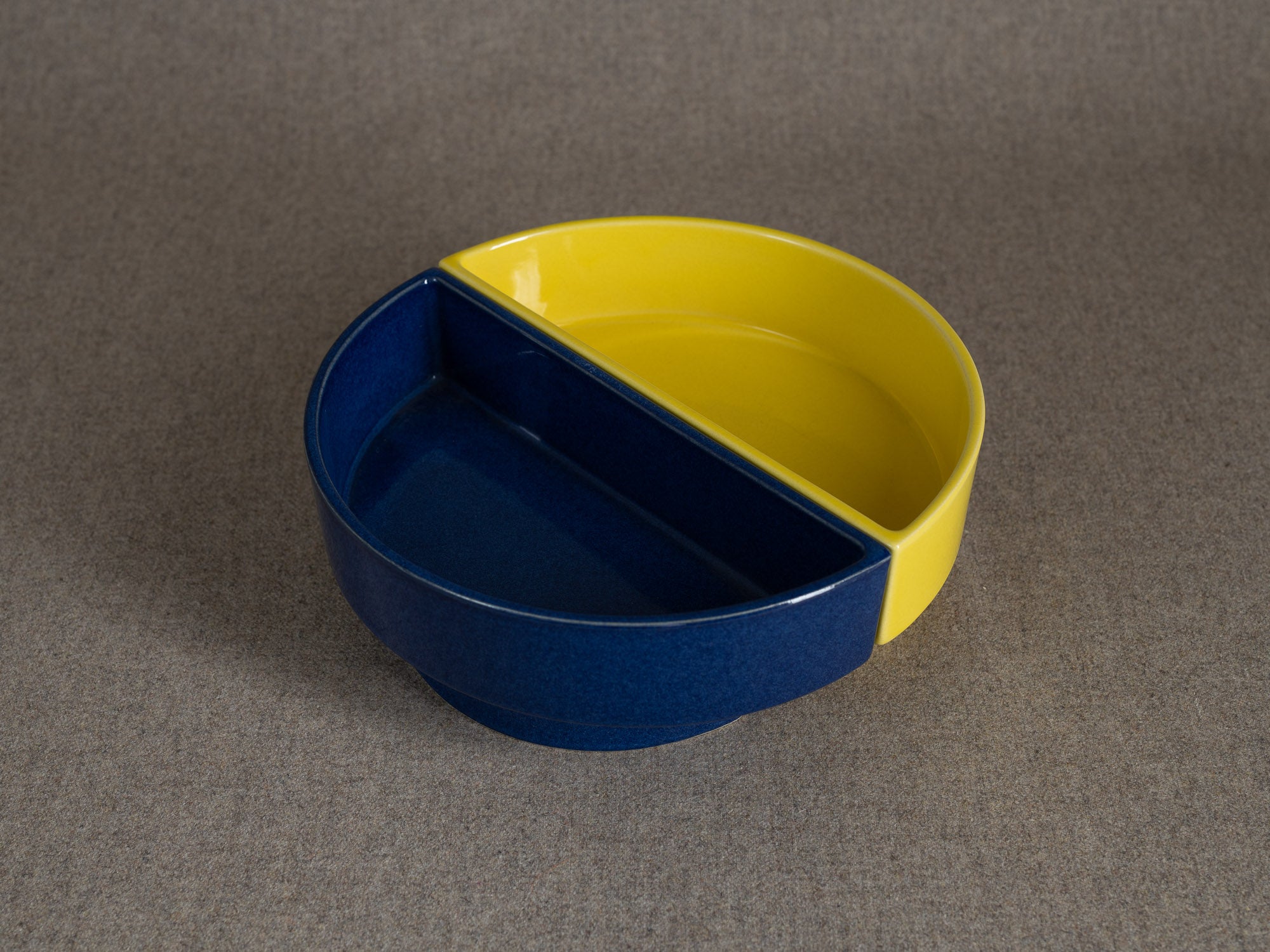 Duo de vases / coupes en porcelaine pour l'ikebana, Japon (vers 1980)..Set of 2 Stoneware vases / bowls for ikebana flower arrangements, Japan (circa 1980)