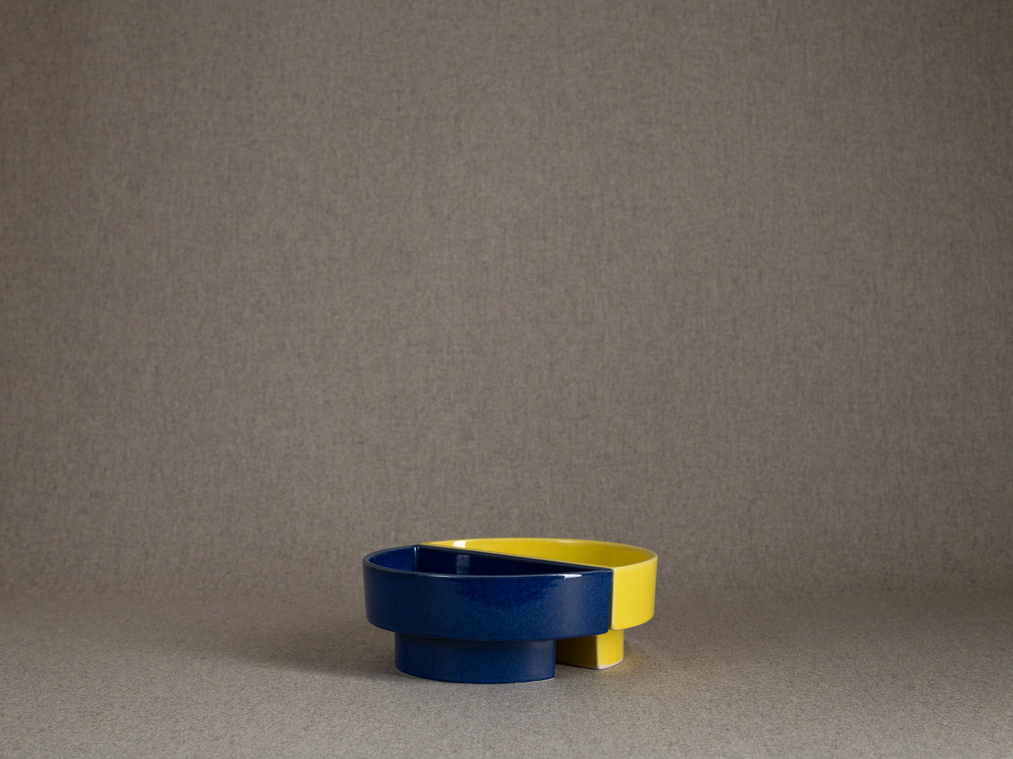 Duo de vases / coupes en porcelaine pour l'ikebana, Japon (vers 1980)..Set of 2 Stoneware vases / bowls for ikebana flower arrangements, Japan (circa 1980)