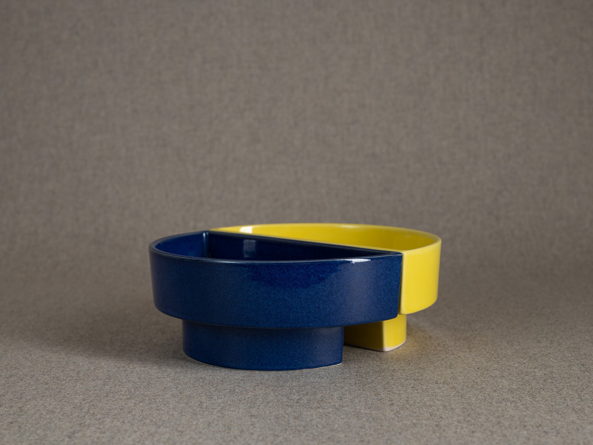 Duo de vases / coupes en porcelaine pour l'ikebana, Japon (vers 1980)..Set of 2 Stoneware vases / bowls for ikebana flower arrangements, Japan (circa 1980)