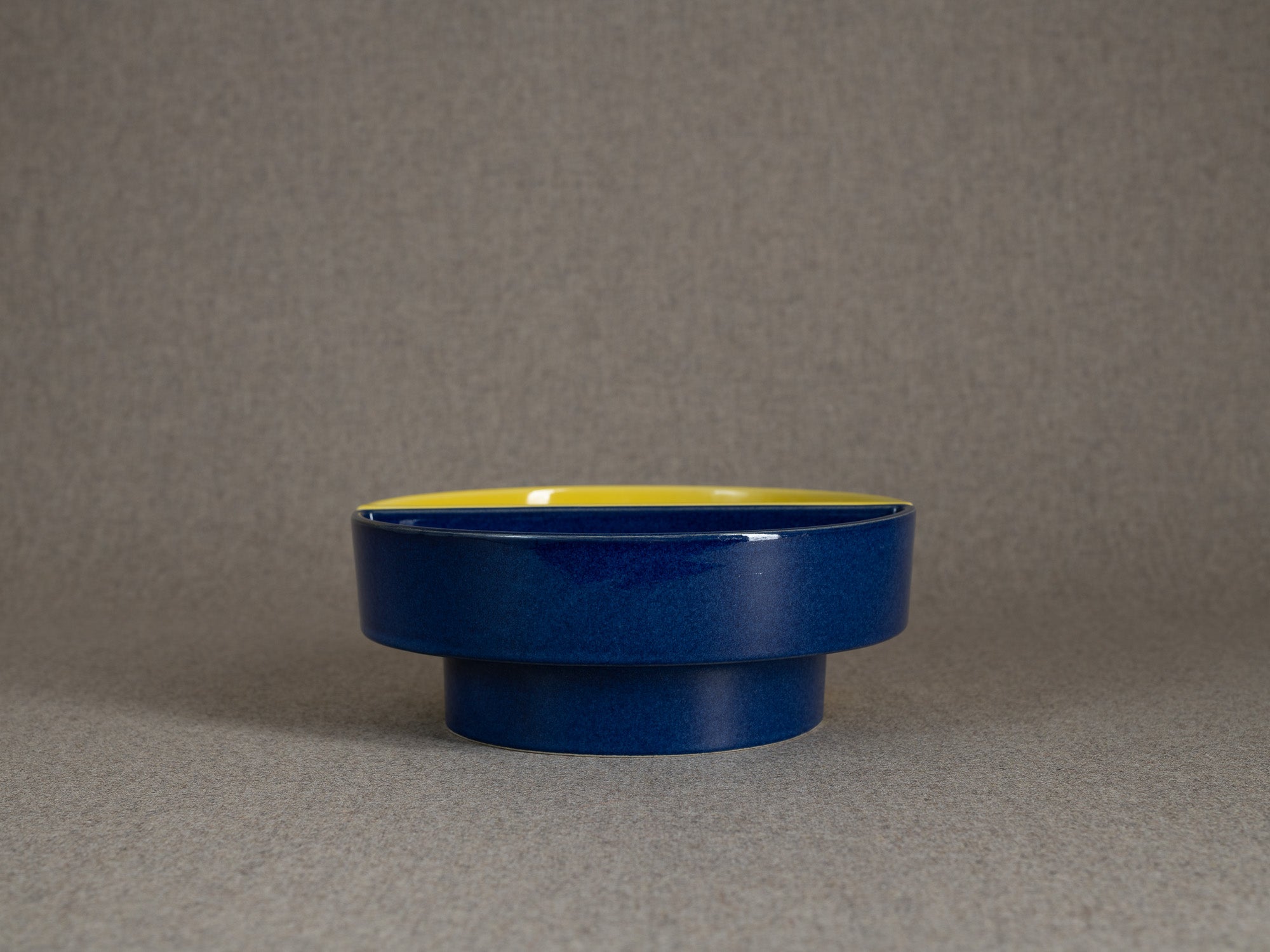 Duo de vases / coupes en porcelaine pour l'ikebana, Japon (vers 1980)..Set of 2 Stoneware vases / bowls for ikebana flower arrangements, Japan (circa 1980)