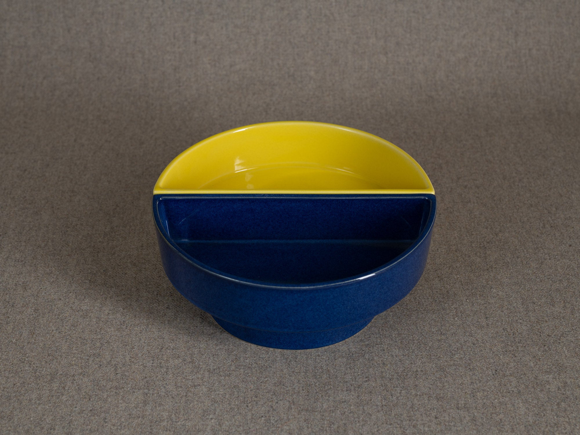 Duo de vases / coupes en porcelaine pour l'ikebana, Japon (vers 1980)..Set of 2 Stoneware vases / bowls for ikebana flower arrangements, Japan (circa 1980)