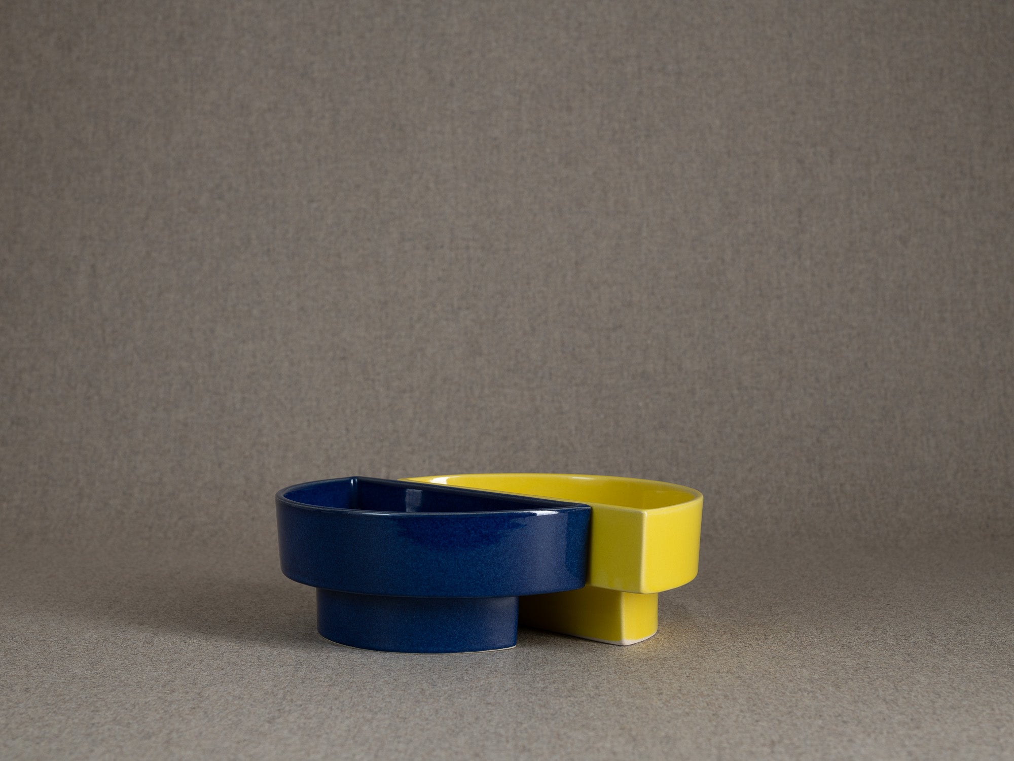 Duo de vases / coupes en porcelaine pour l'ikebana, Japon (vers 1980)..Set of 2 Stoneware vases / bowls for ikebana flower arrangements, Japan (circa 1980)