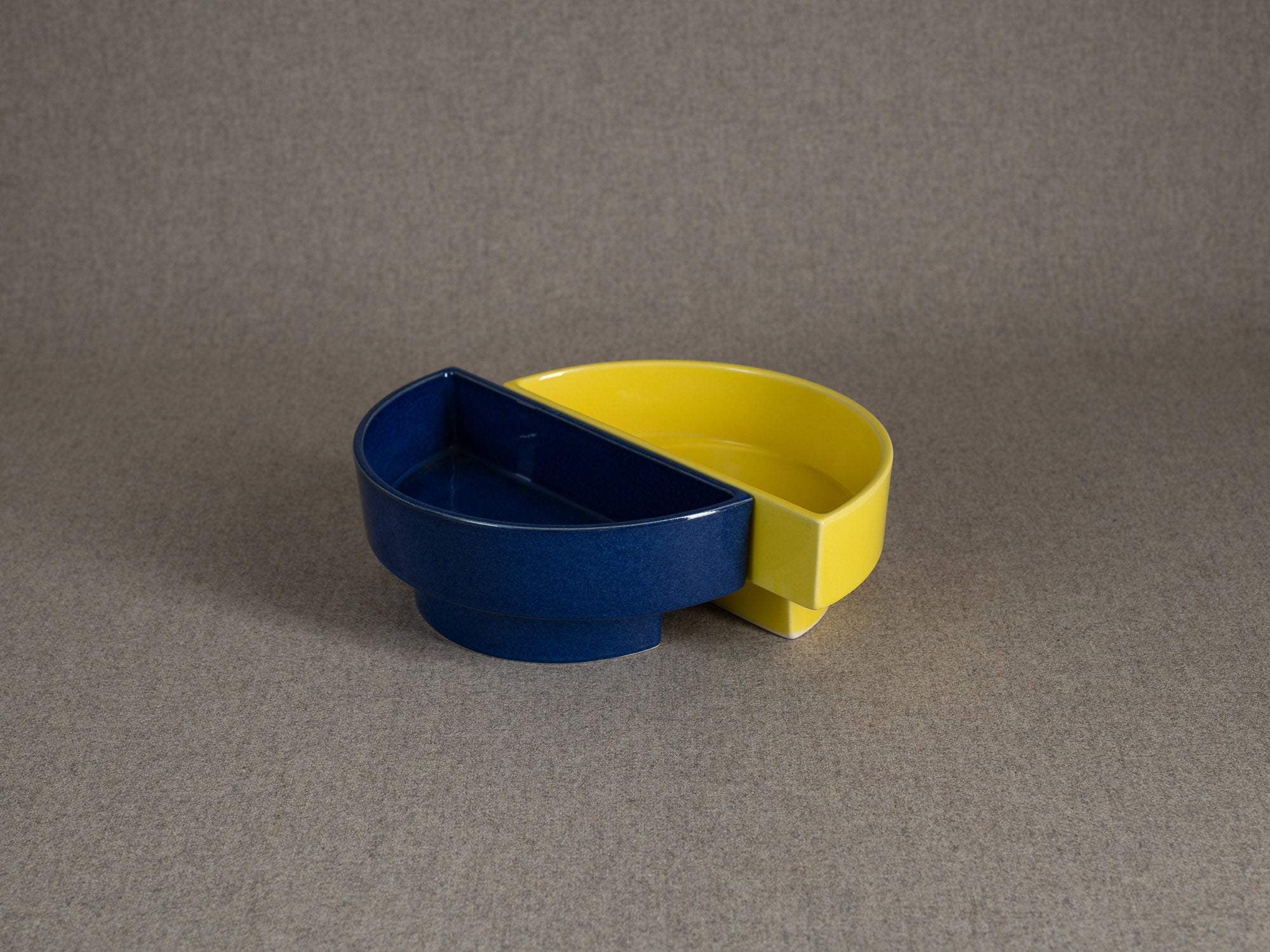 Duo de vases / coupes en porcelaine pour l'ikebana, Japon (vers 1980)..Set of 2 Stoneware vases / bowls for ikebana flower arrangements, Japan (circa 1980)