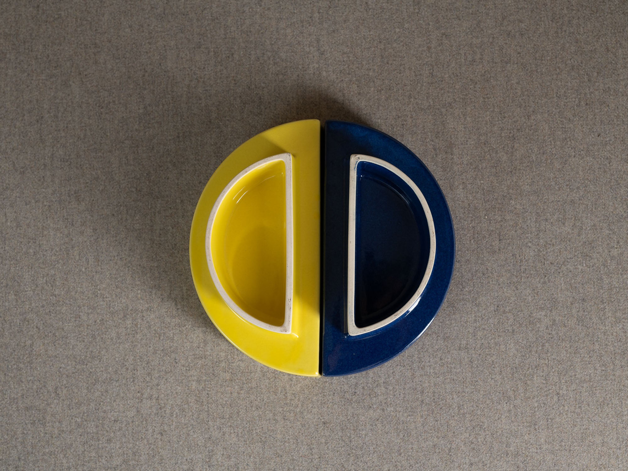 Duo de vases / coupes en porcelaine pour l'ikebana, Japon (vers 1980)..Set of 2 Stoneware vases / bowls for ikebana flower arrangements, Japan (circa 1980)