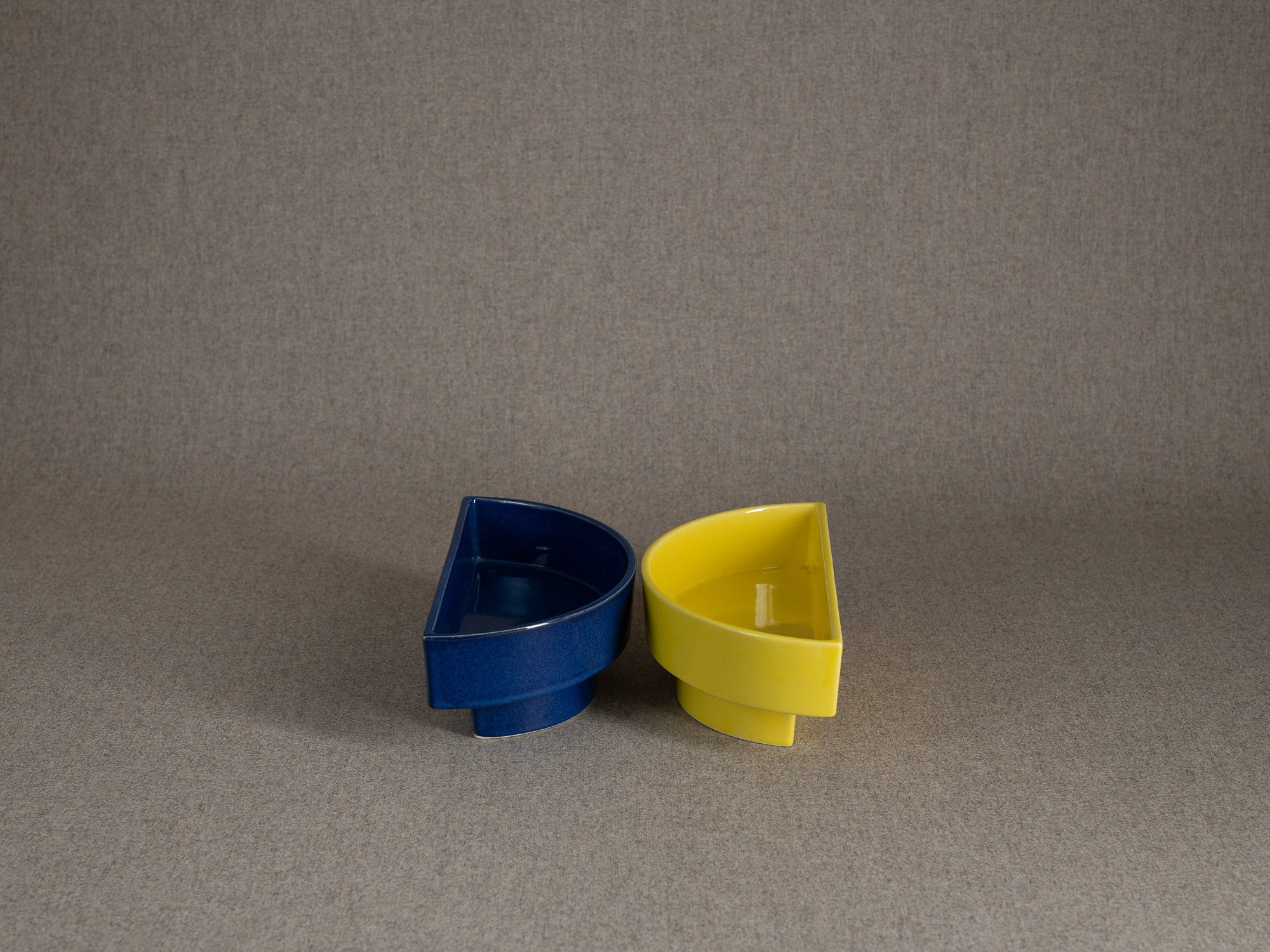 Duo de vases / coupes en porcelaine pour l'ikebana, Japon (vers 1980)..Set of 2 Stoneware vases / bowls for ikebana flower arrangements, Japan (circa 1980)