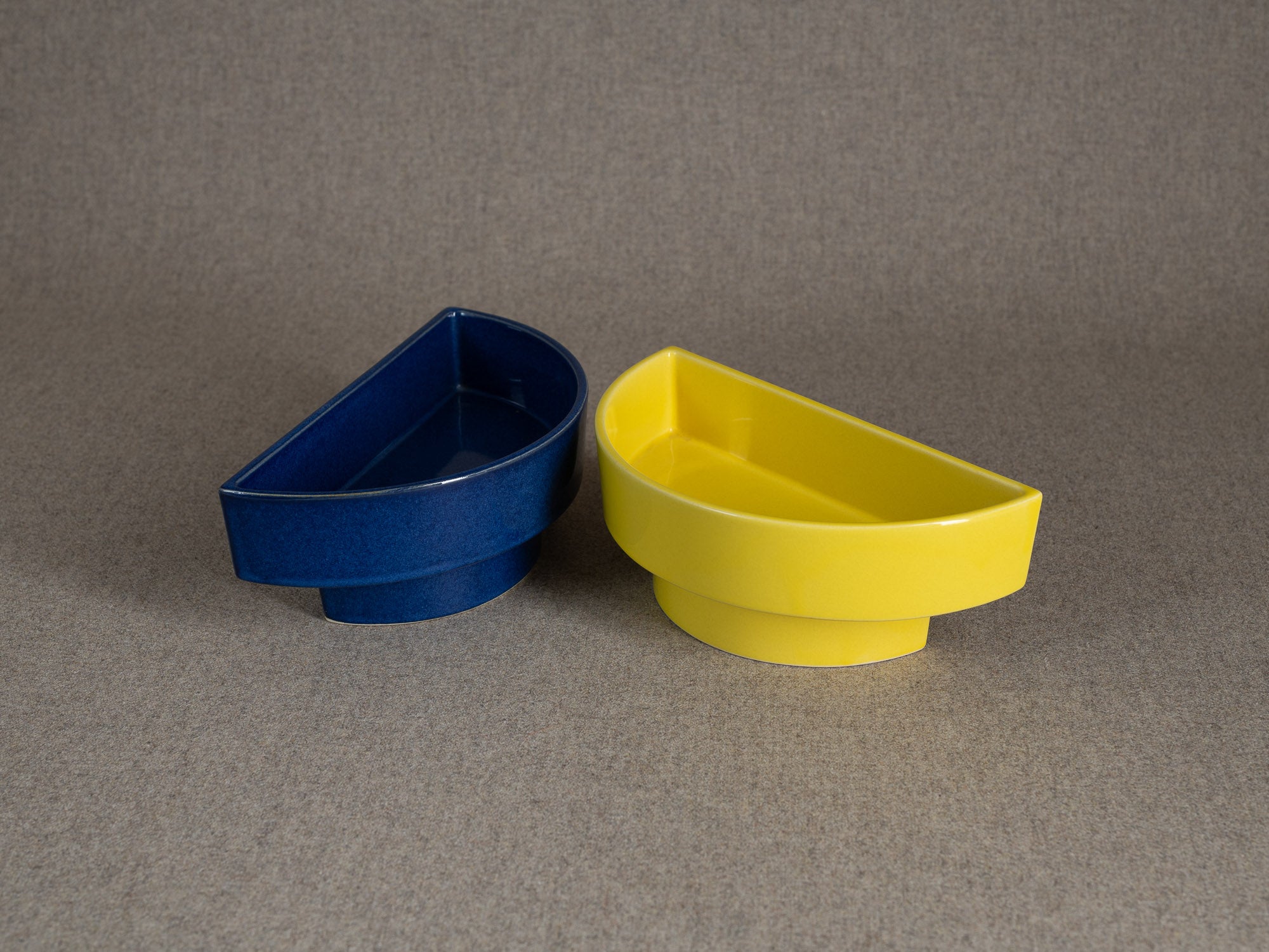 Duo de vases / coupes en porcelaine pour l'ikebana, Japon (vers 1980)..Set of 2 Stoneware vases / bowls for ikebana flower arrangements, Japan (circa 1980)