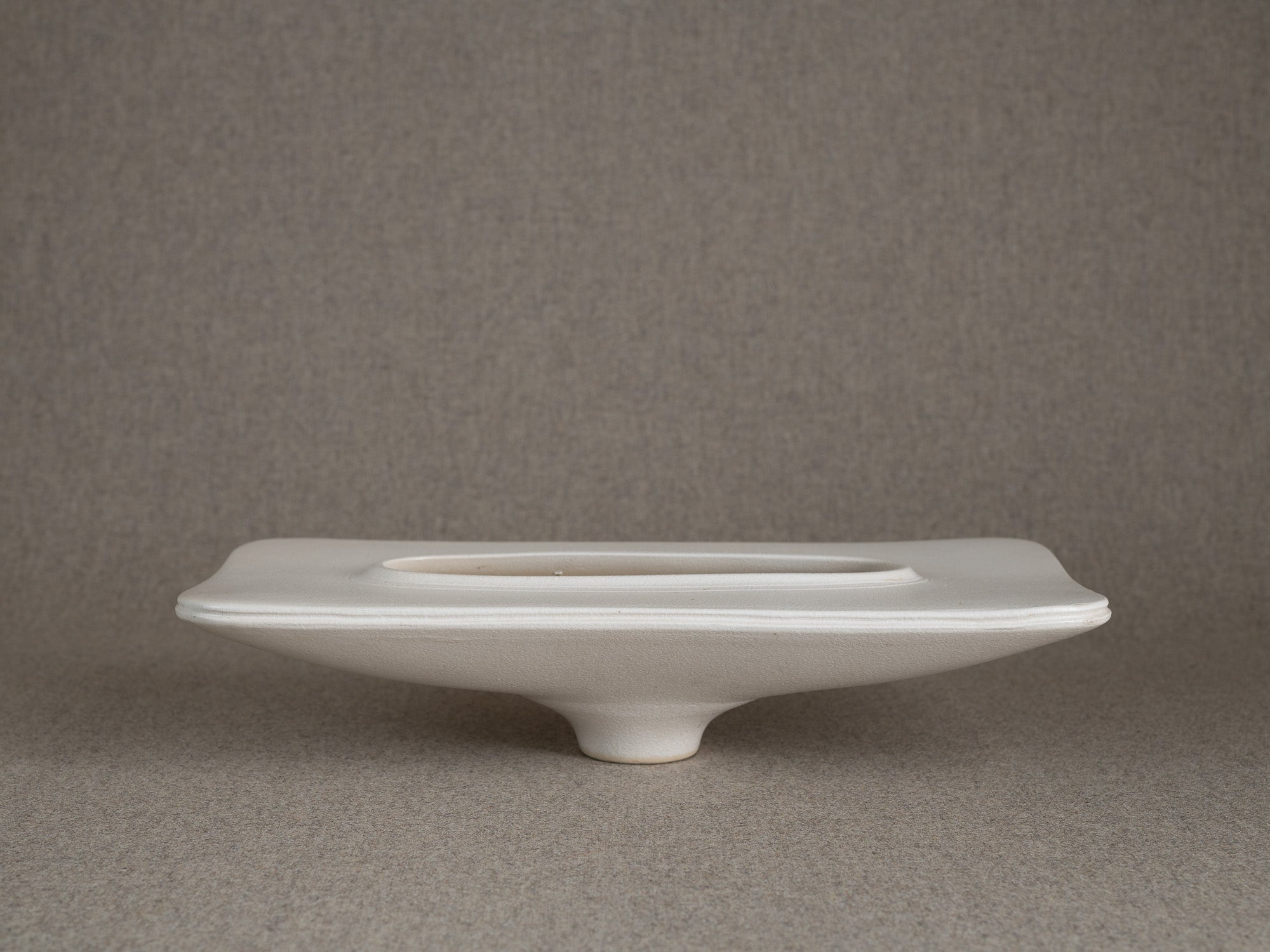 Vase / coupe en grès pour l'ikebana, Japon (vers 1965-70)..Stoneware vase / bowl for ikebana flower arrangements, Japan (circa 1965-70)