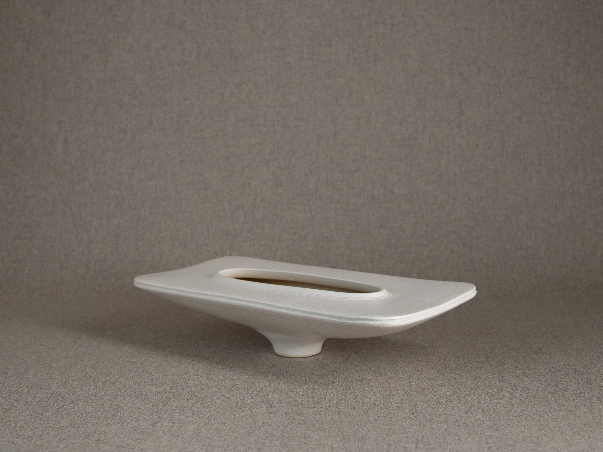 Vase / coupe en grès pour l'ikebana, Japon (vers 1965-70)..Stoneware vase / bowl for ikebana flower arrangements, Japan (circa 1965-70)