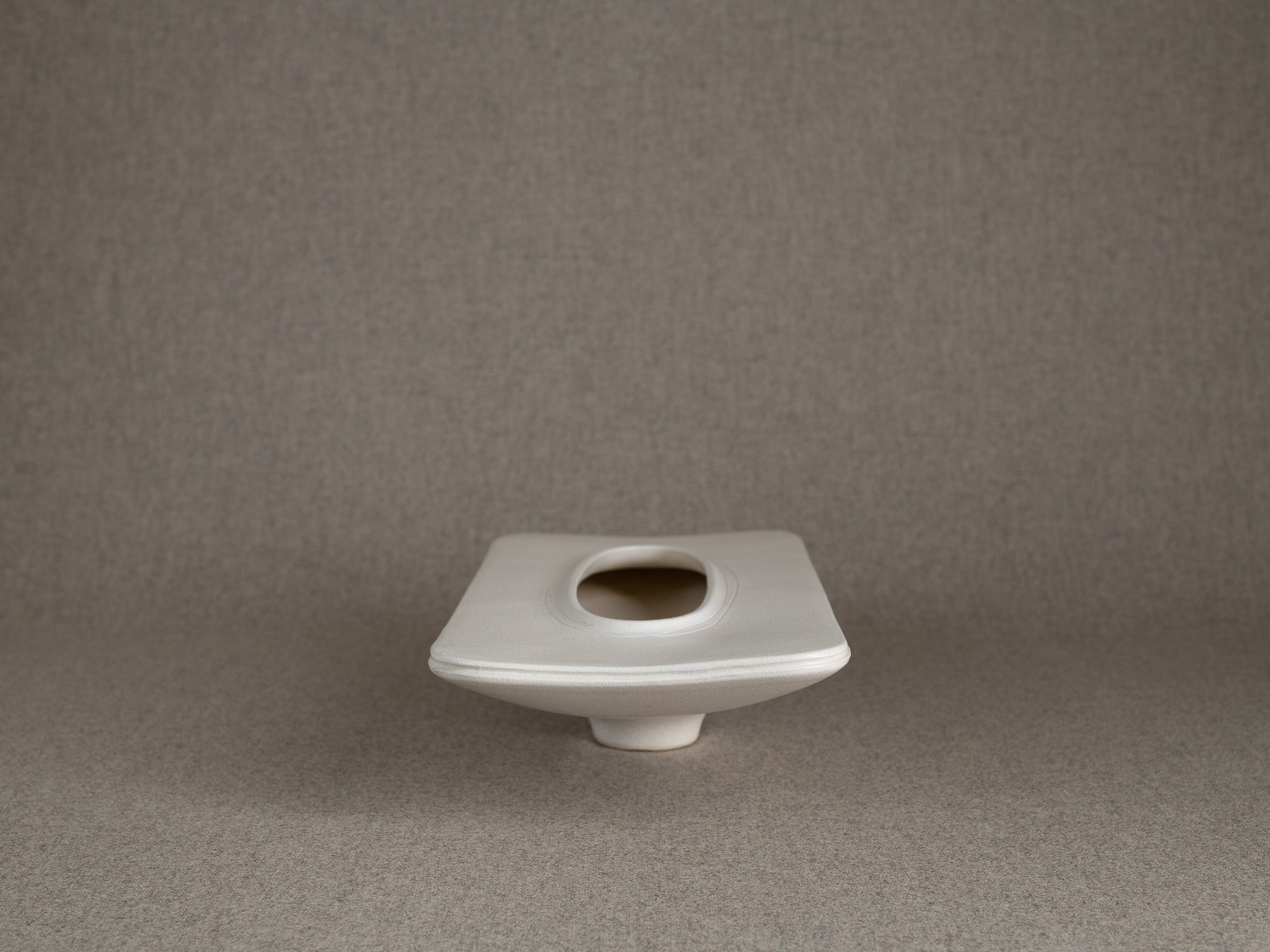 Vase / coupe en grès pour l'ikebana, Japon (vers 1965-70)..Stoneware vase / bowl for ikebana flower arrangements, Japan (circa 1965-70)