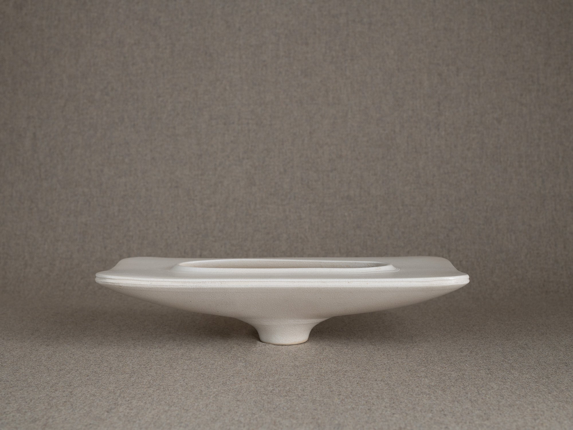 Vase / coupe en grès pour l'ikebana, Japon (vers 1965-70)..Stoneware vase / bowl for ikebana flower arrangements, Japan (circa 1965-70)