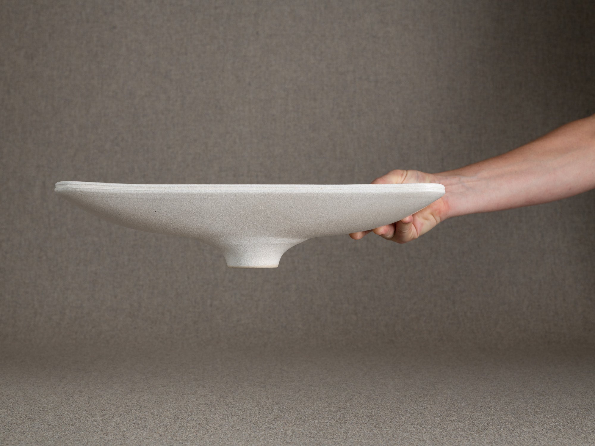 Vase / coupe en grès pour l'ikebana, Japon (vers 1965-70)..Stoneware vase / bowl for ikebana flower arrangements, Japan (circa 1965-70)