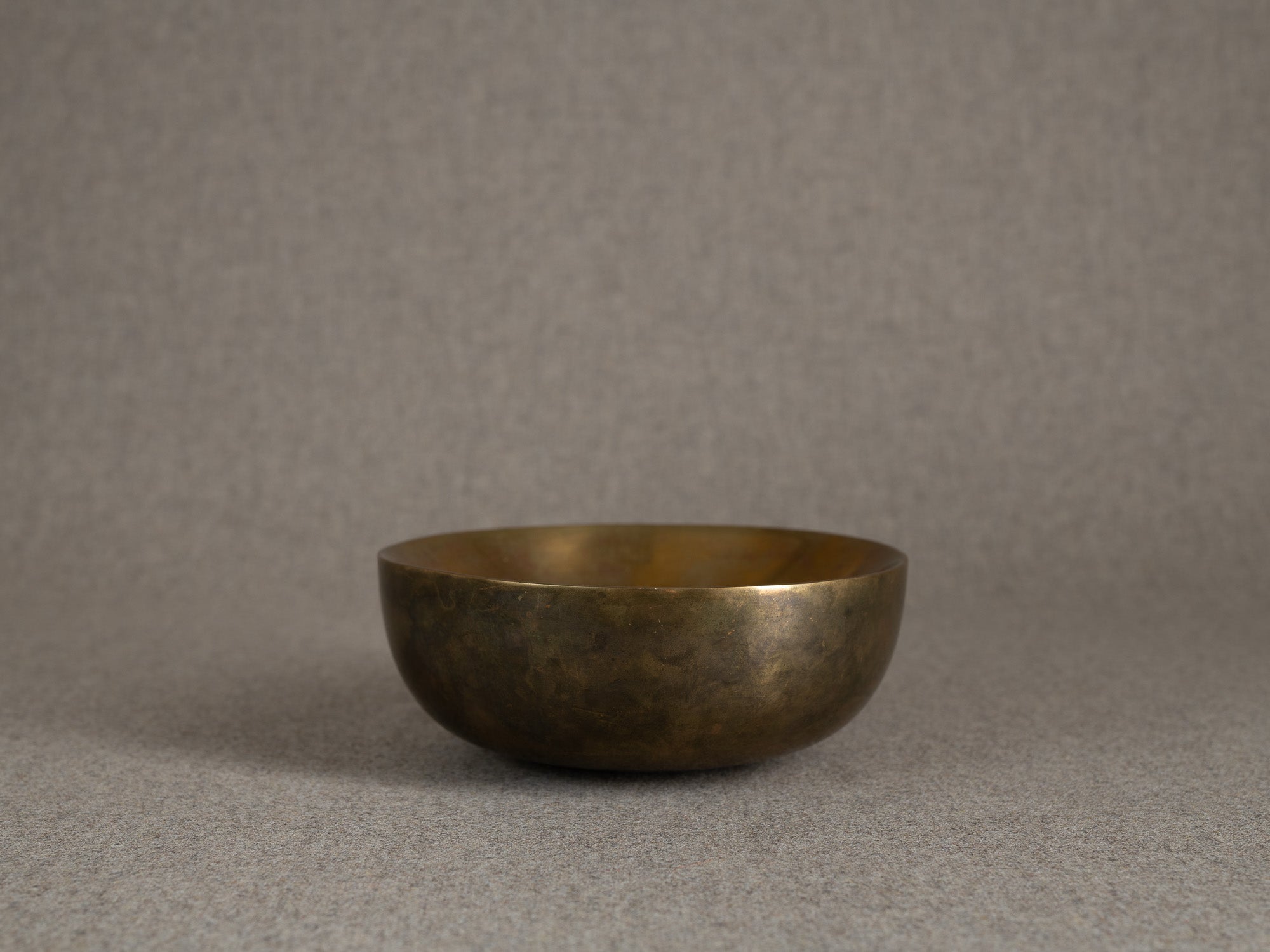 Coupe circulaire en laiton double‑paroi, Suède (vers 1960)..Circular bowl in double-walled brass, Sweden (circa 1960)