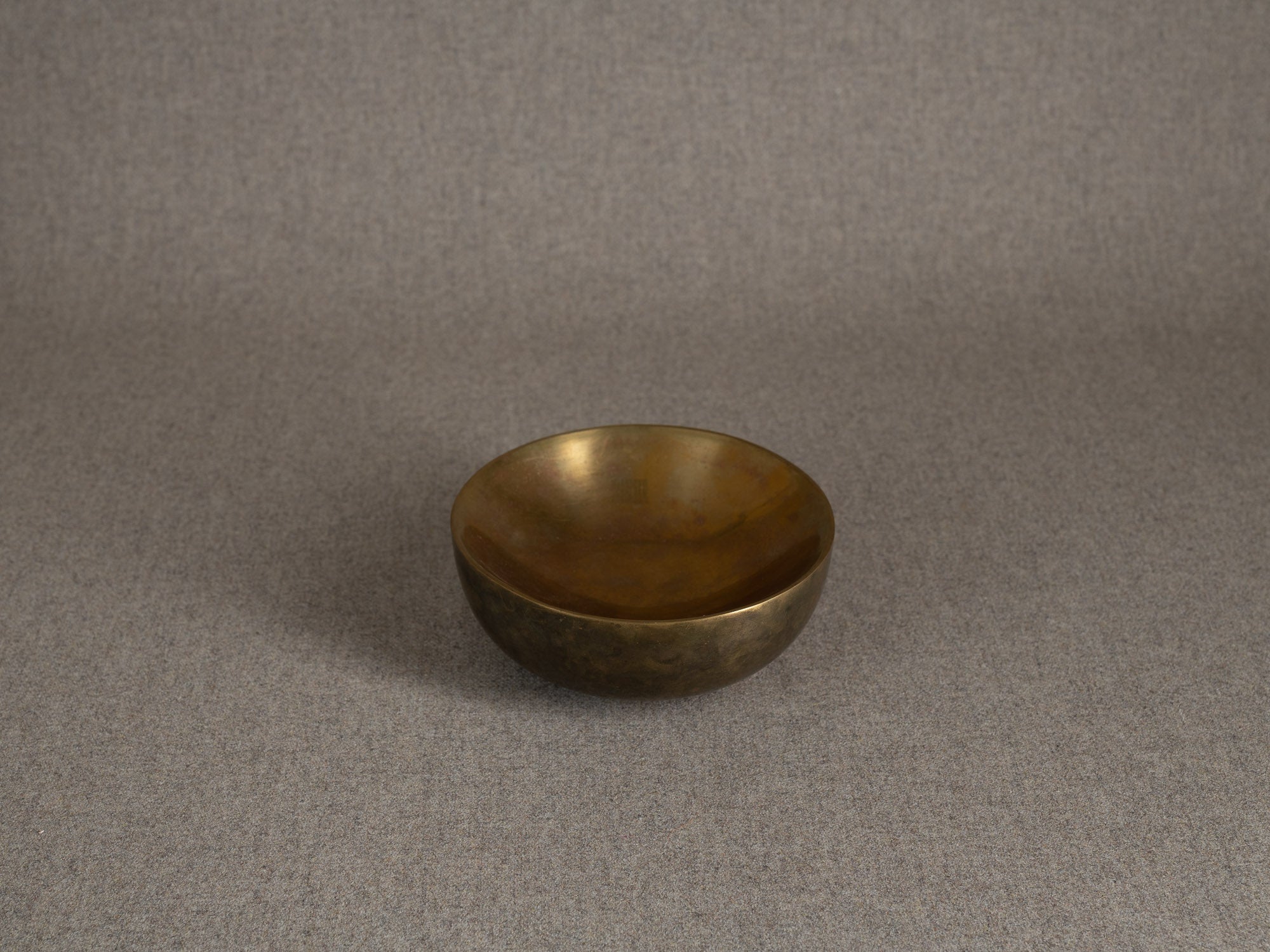Coupe circulaire en laiton double‑paroi, Suède (vers 1960)..Circular bowl in double-walled brass, Sweden (circa 1960)