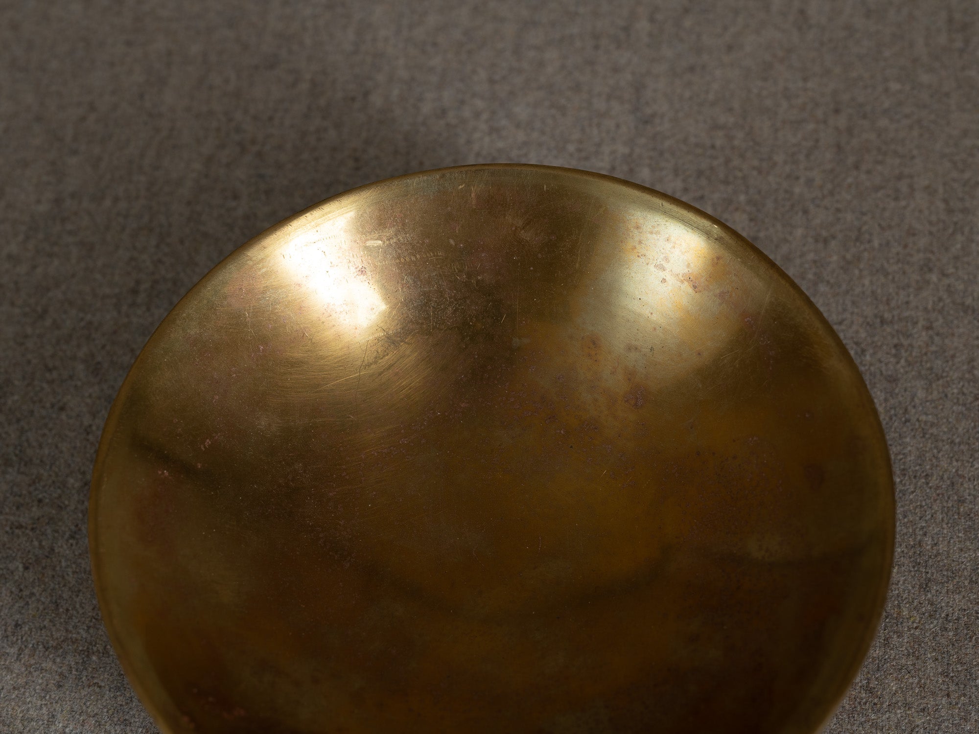 Coupe circulaire en laiton double‑paroi, Suède (vers 1960)..Circular bowl in double-walled brass, Sweden (circa 1960)
