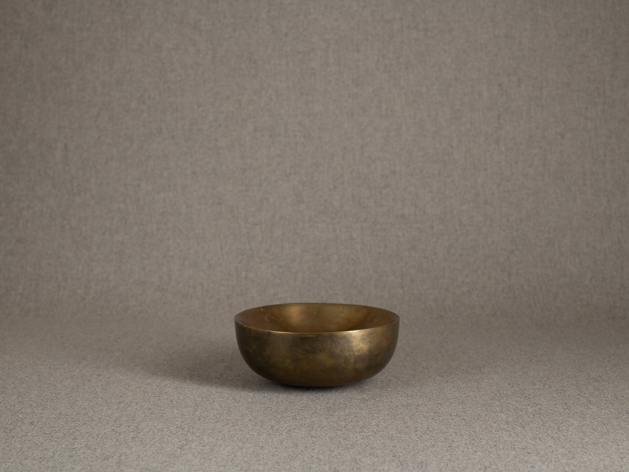 Coupe circulaire en laiton double‑paroi, Suède (vers 1960)..Circular bowl in double-walled brass, Sweden (circa 1960)