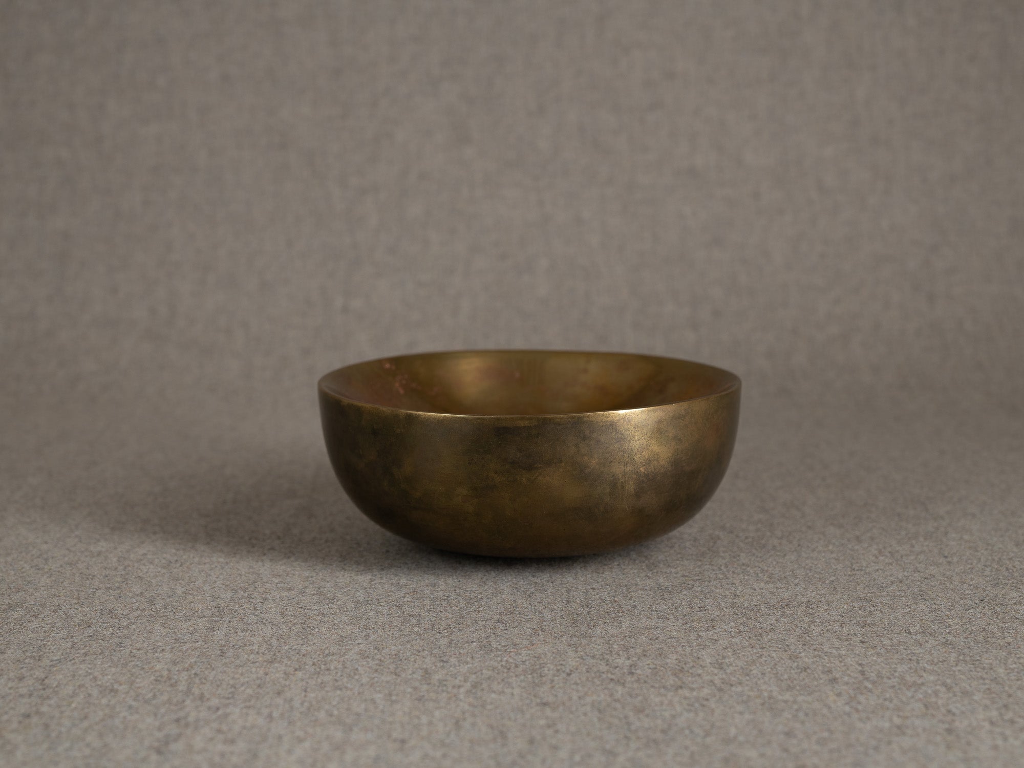 Coupe circulaire en laiton double‑paroi, Suède (vers 1960)..Circular bowl in double-walled brass, Sweden (circa 1960)