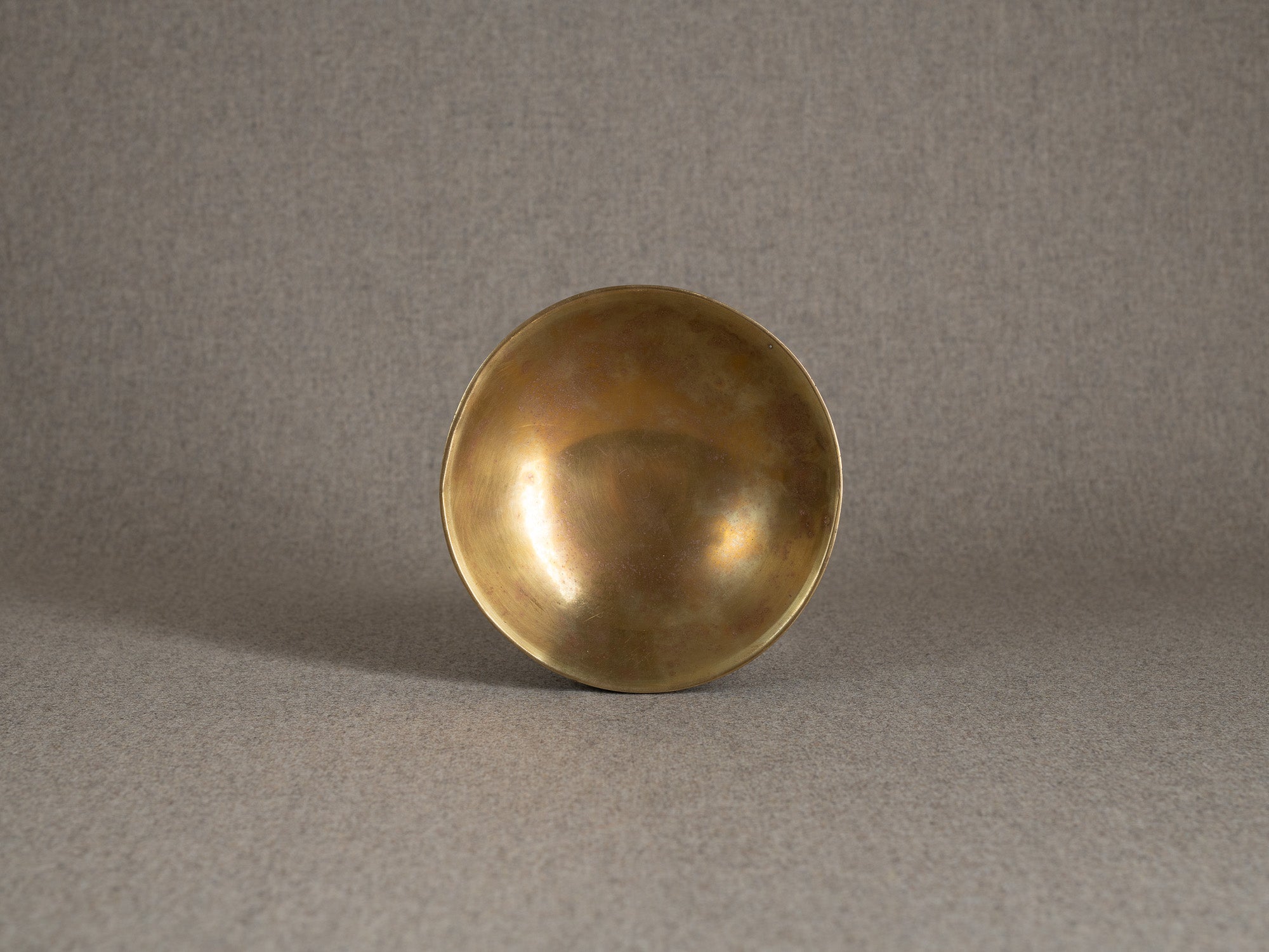 Coupe circulaire en laiton double‑paroi, Suède (vers 1960)..Circular bowl in double-walled brass, Sweden (circa 1960)