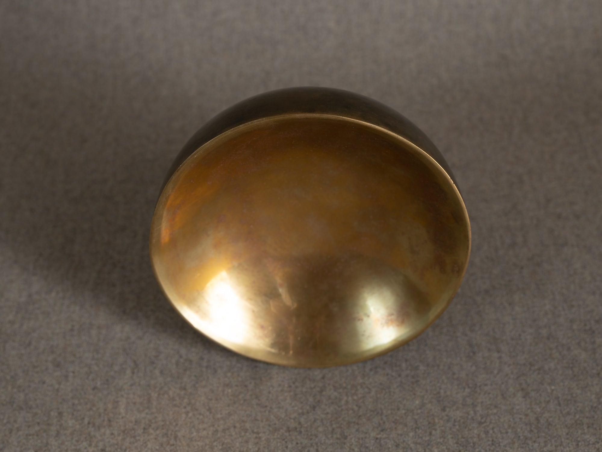 Coupe circulaire en laiton double‑paroi, Suède (vers 1960)..Circular bowl in double-walled brass, Sweden (circa 1960)