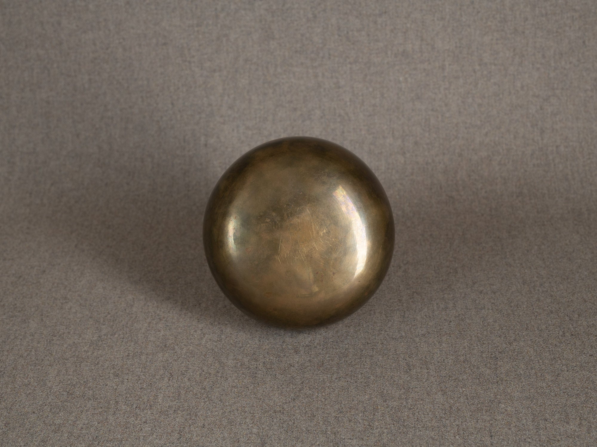 Coupe circulaire en laiton double‑paroi, Suède (vers 1960)..Circular bowl in double-walled brass, Sweden (circa 1960)