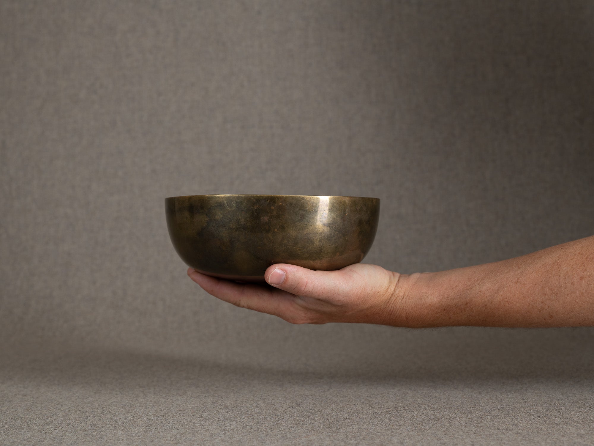 Coupe circulaire en laiton double‑paroi, Suède (vers 1960)..Circular bowl in double-walled brass, Sweden (circa 1960)