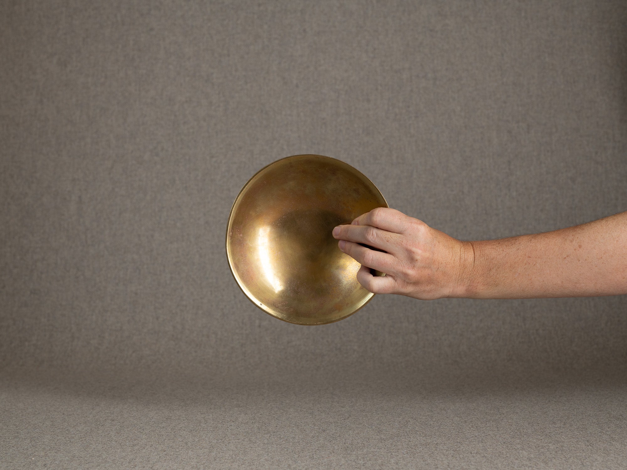 Coupe circulaire en laiton double‑paroi, Suède (vers 1960)..Circular bowl in double-walled brass, Sweden (circa 1960)