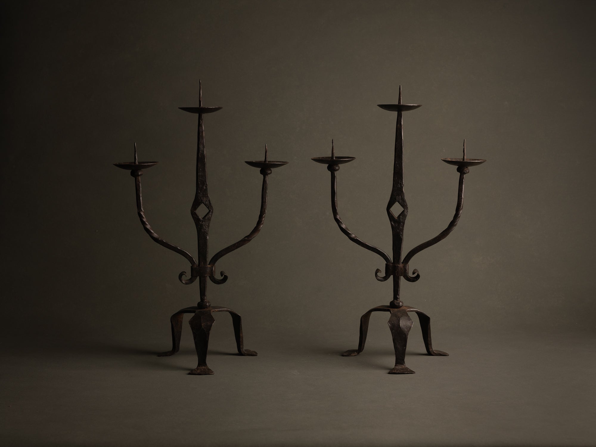 Sculpturale paire de chandeliers en ferronnerie, France (vers 1955)..Huge handmade iron gothic candle holders set, France (circa 1955)