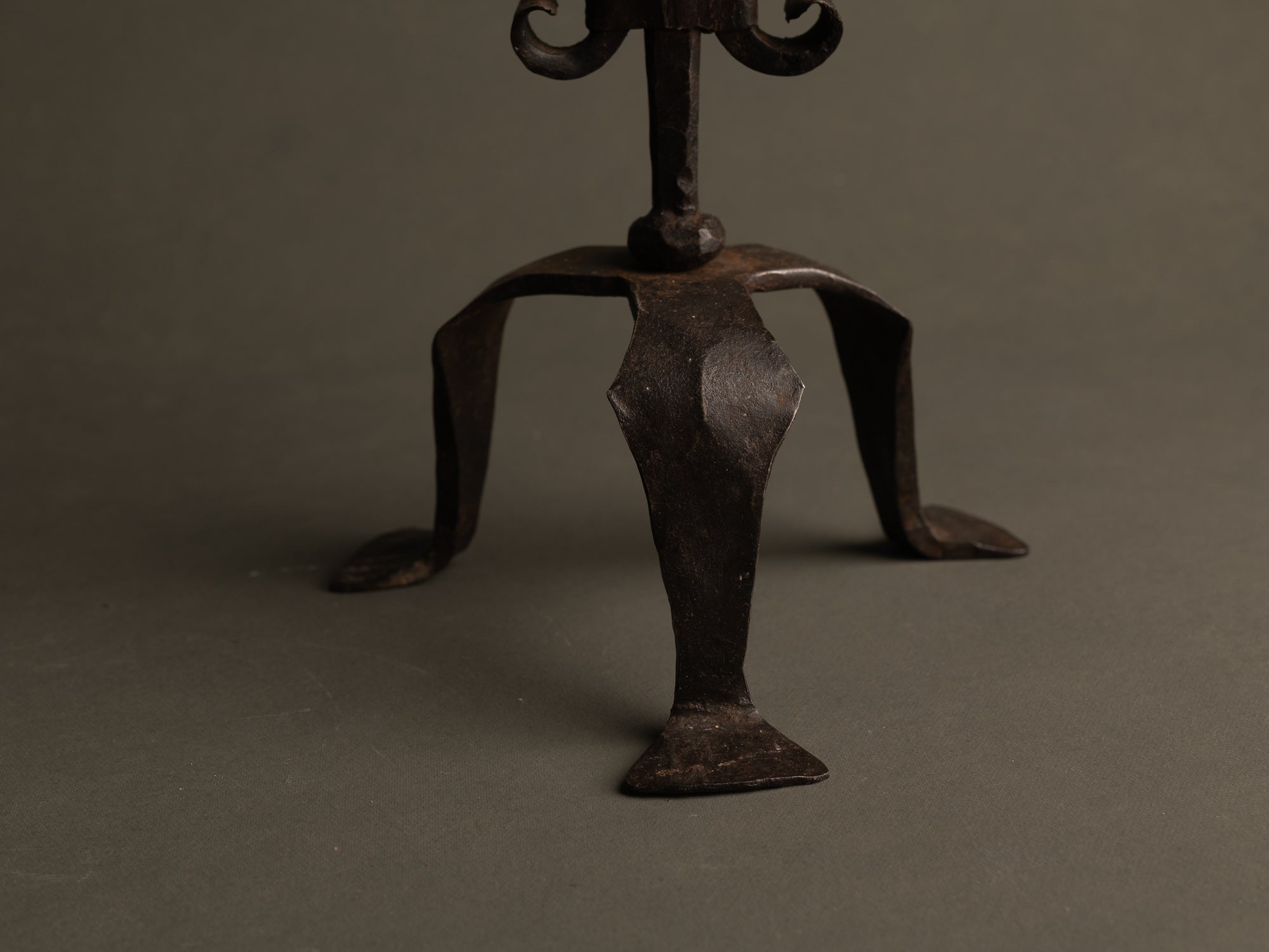 Sculpturale paire de chandeliers en ferronnerie, France (vers 1955)..Huge handmade iron gothic candle holders set, France (circa 1955)