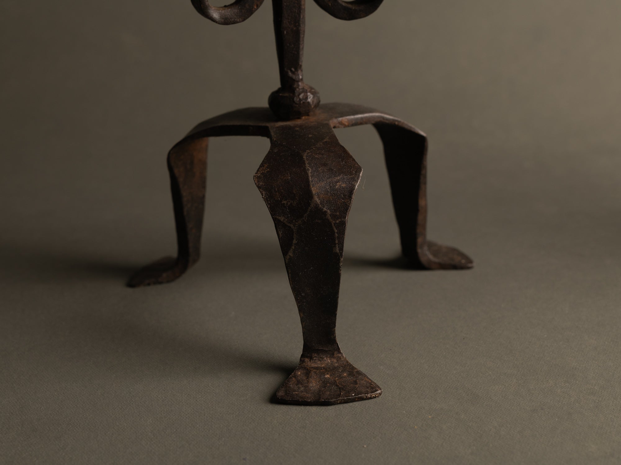 Sculpturale paire de chandeliers en ferronnerie, France (vers 1955)..Huge handmade iron gothic candle holders set, France (circa 1955)