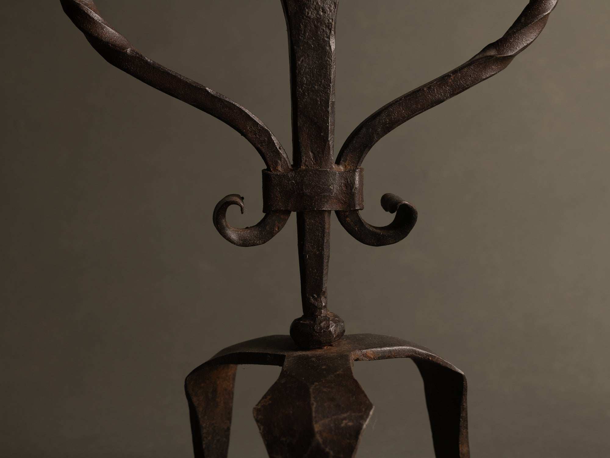 Sculpturale paire de chandeliers en ferronnerie, France (vers 1955)..Huge handmade iron gothic candle holders set, France (circa 1955)