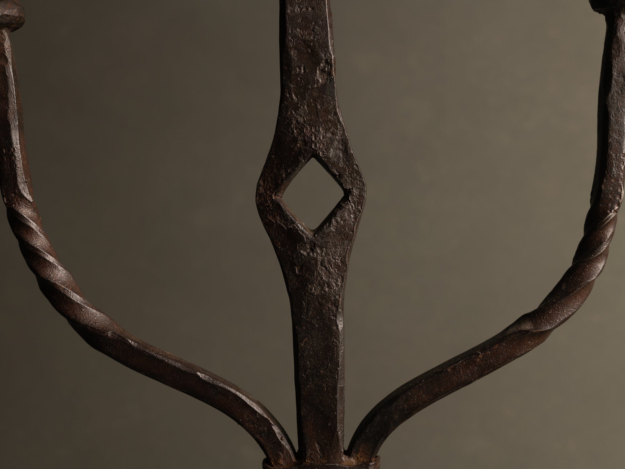 Sculpturale paire de chandeliers en ferronnerie, France (vers 1955)..Huge handmade iron gothic candle holders set, France (circa 1955)