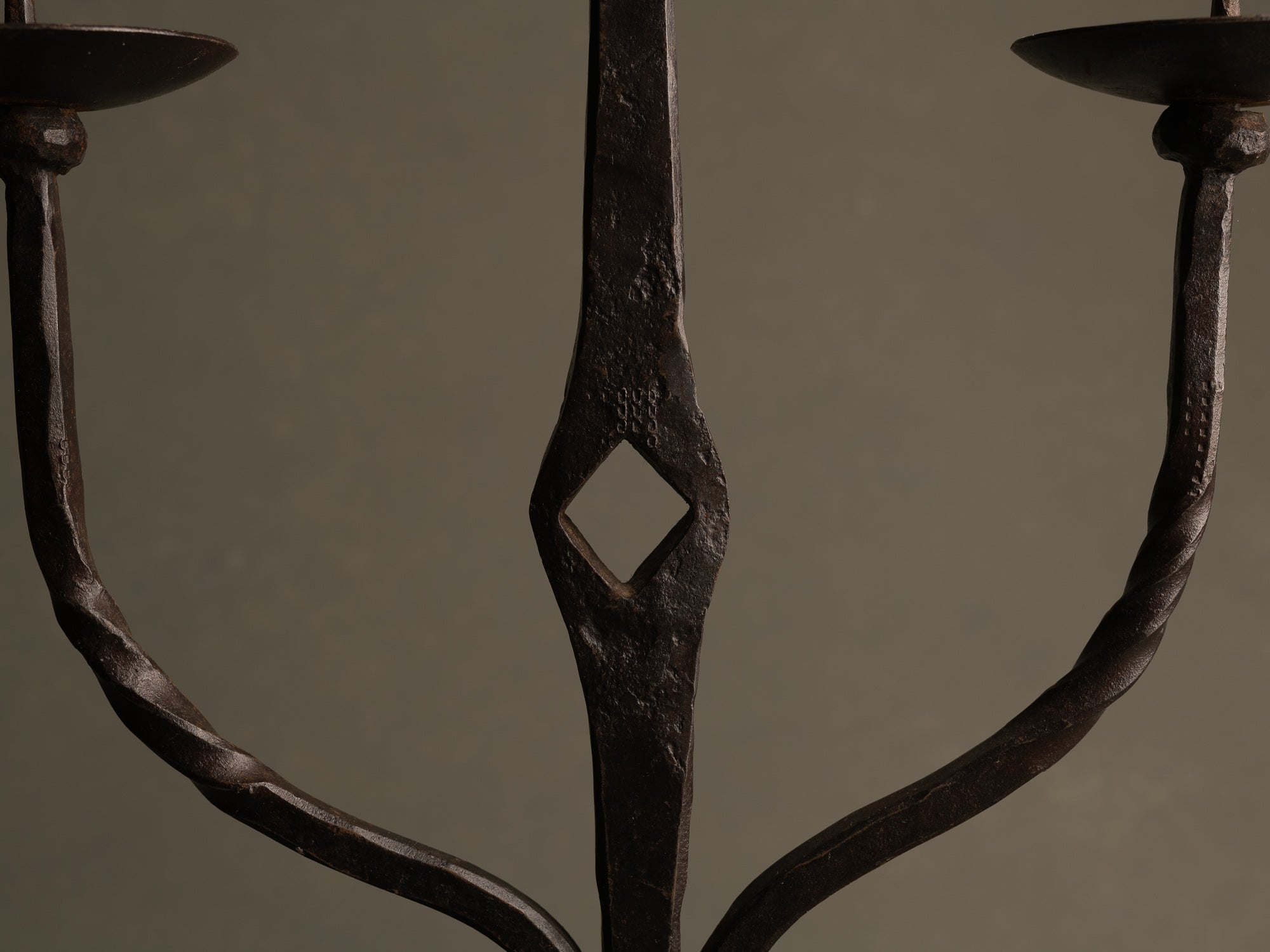 Sculpturale paire de chandeliers en ferronnerie, France (vers 1955)..Huge handmade iron gothic candle holders set, France (circa 1955)