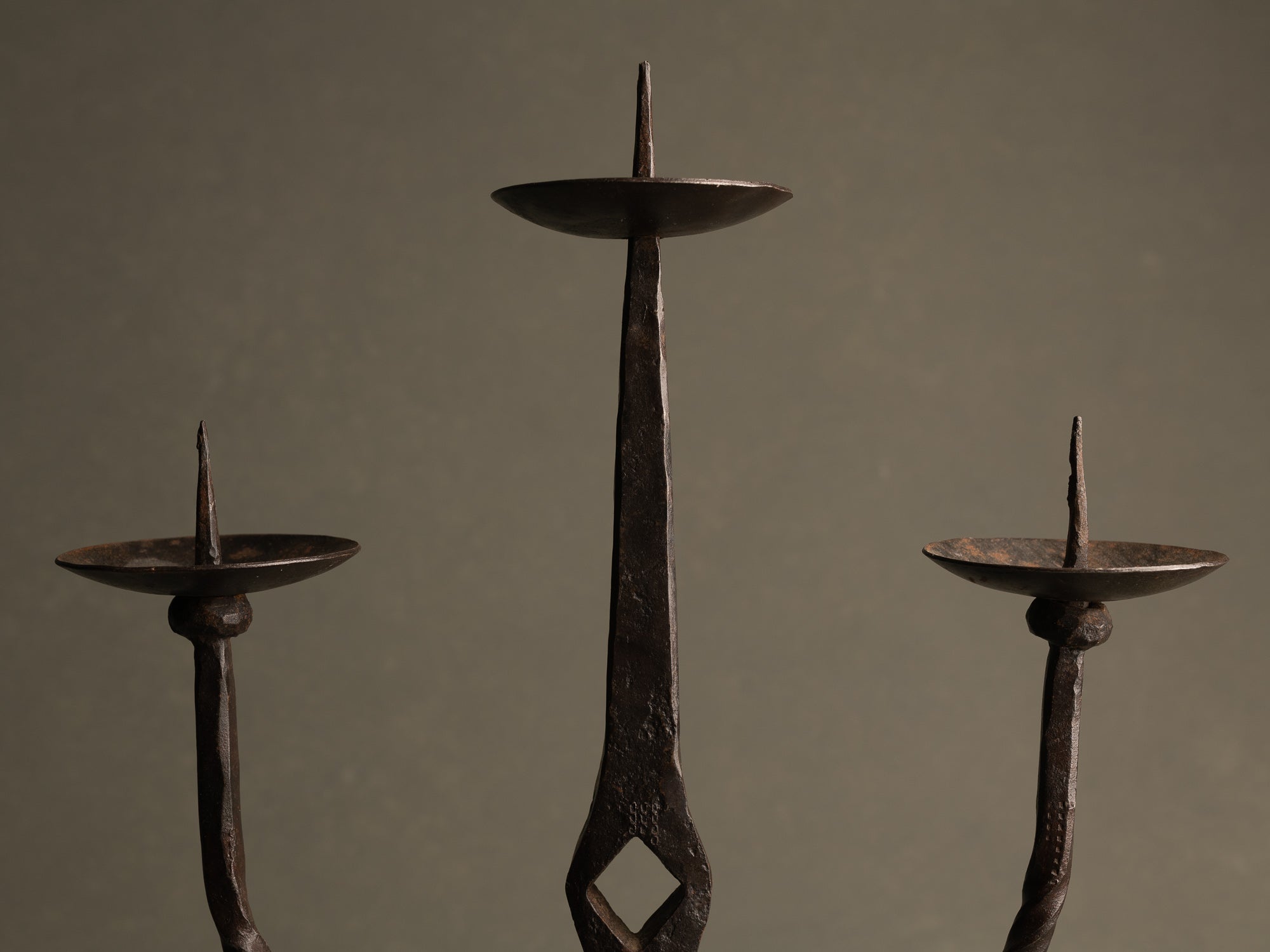 Sculpturale paire de chandeliers en ferronnerie, France (vers 1955)..Huge handmade iron gothic candle holders set, France (circa 1955)