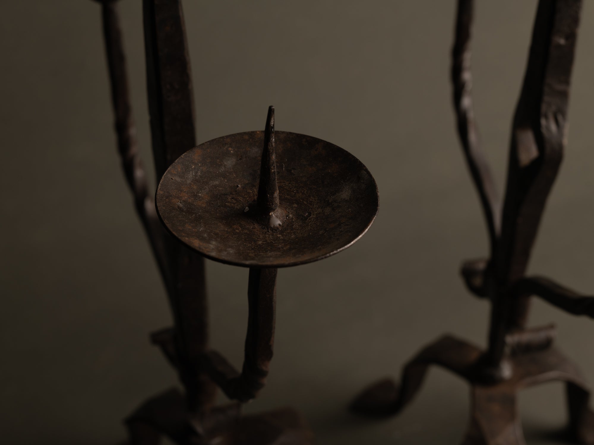Sculpturale paire de chandeliers en ferronnerie, France (vers 1955)..Huge handmade iron gothic candle holders set, France (circa 1955)