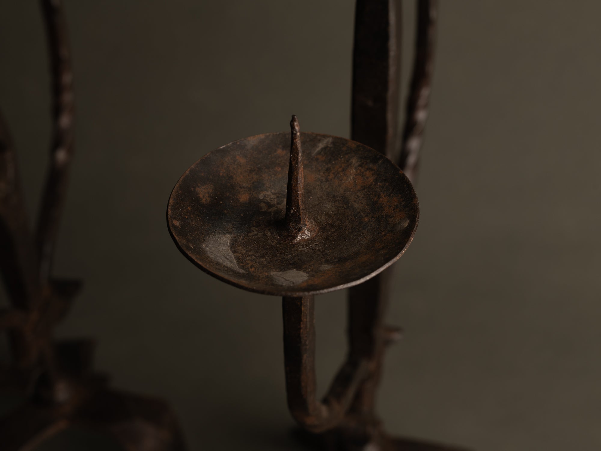 Sculpturale paire de chandeliers en ferronnerie, France (vers 1955)..Huge handmade iron gothic candle holders set, France (circa 1955)