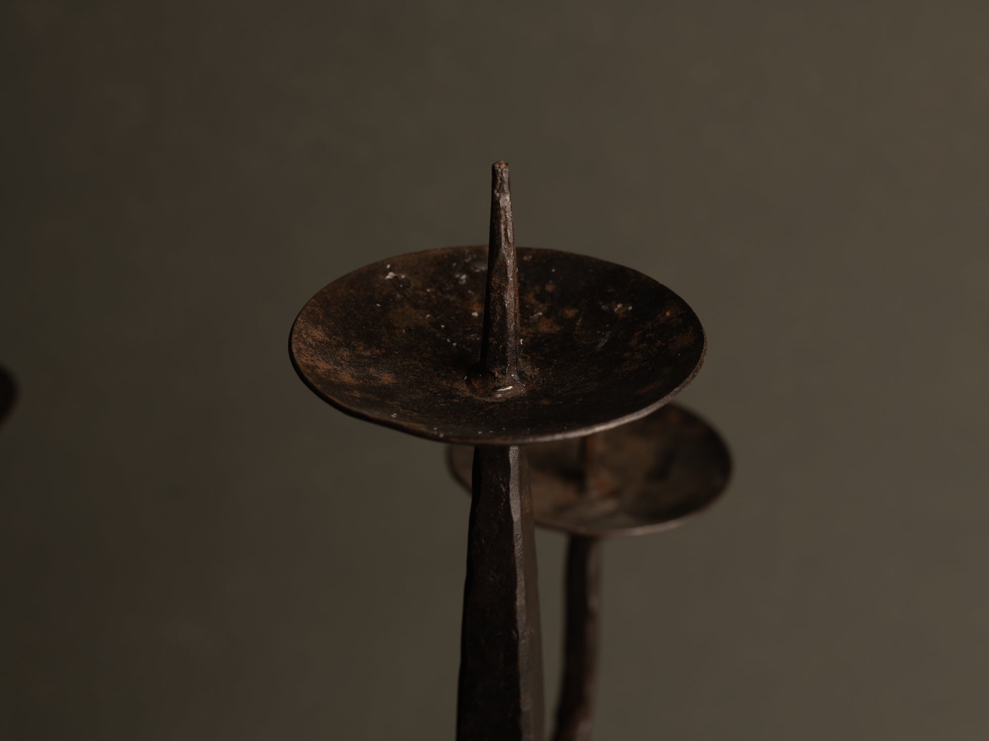 Sculpturale paire de chandeliers en ferronnerie, France (vers 1955)..Huge handmade iron gothic candle holders set, France (circa 1955)