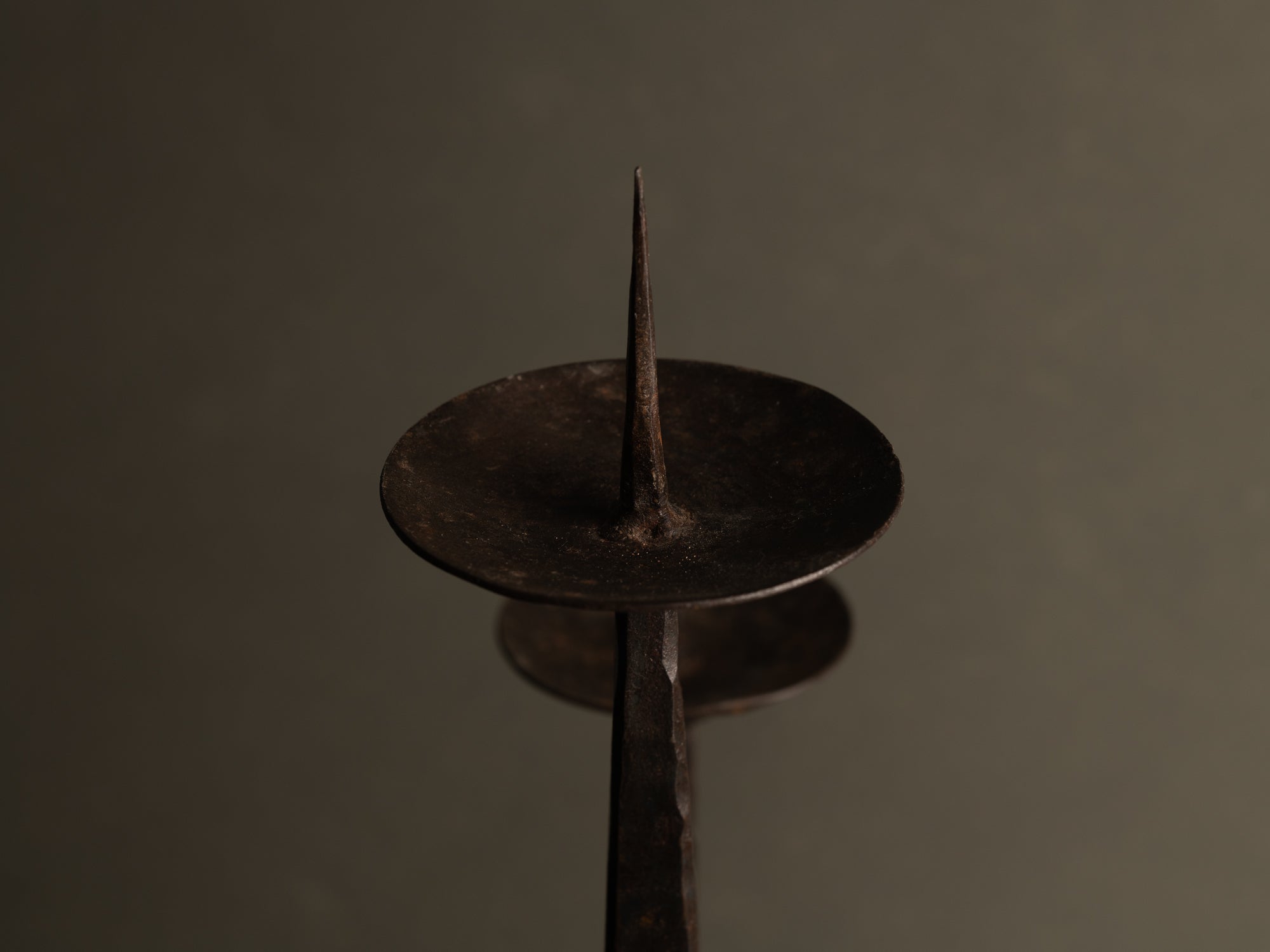 Sculpturale paire de chandeliers en ferronnerie, France (vers 1955)..Huge handmade iron gothic candle holders set, France (circa 1955)