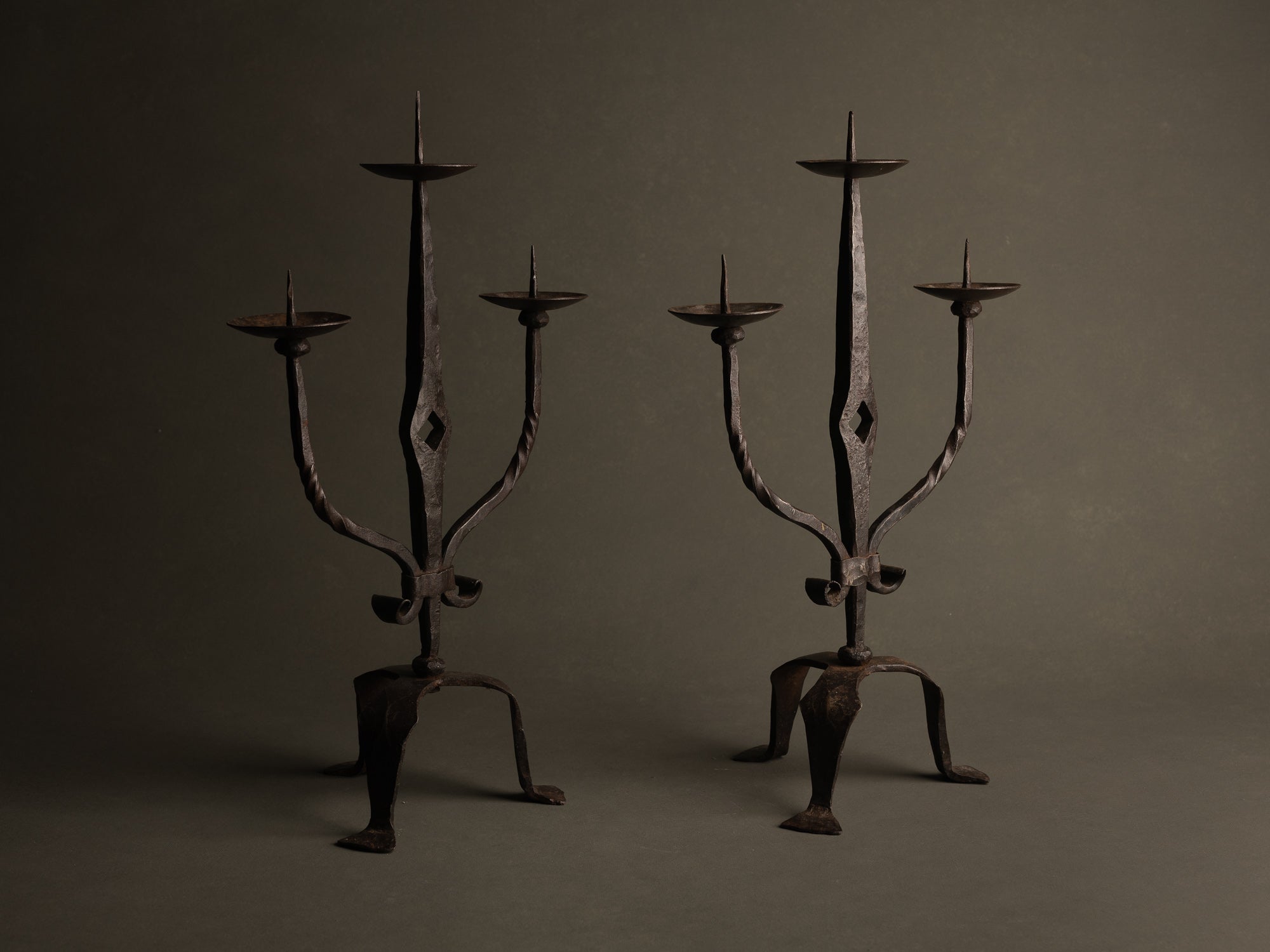 Sculpturale paire de chandeliers en ferronnerie, France (vers 1955)..Huge handmade iron gothic candle holders set, France (circa 1955)