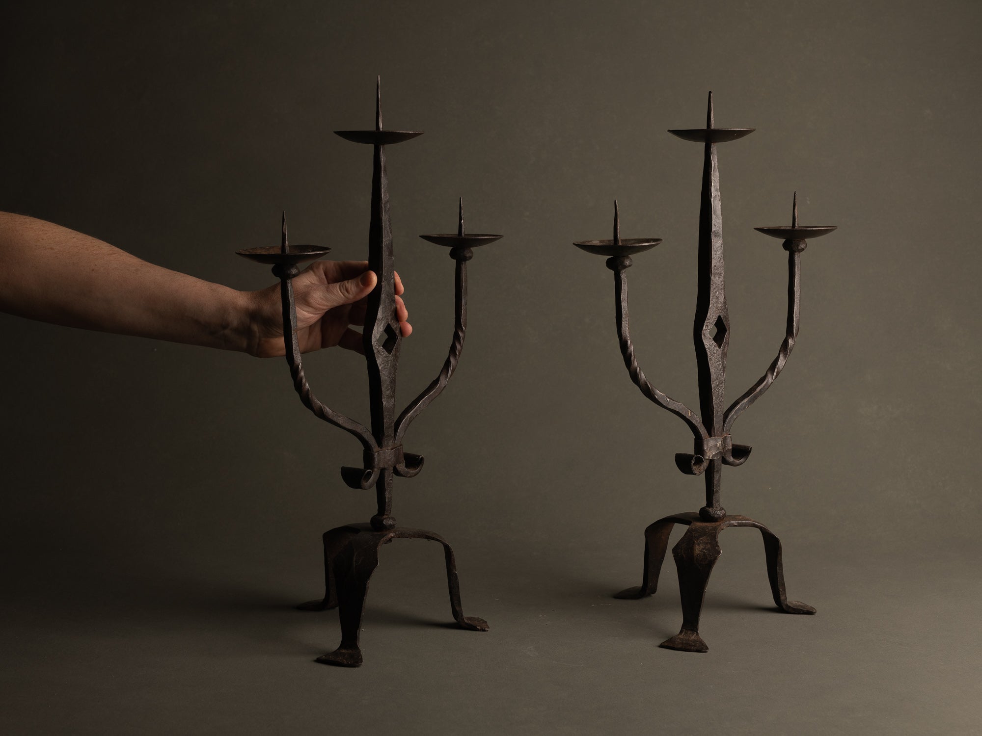 Sculpturale paire de chandeliers en ferronnerie, France (vers 1955)..Huge handmade iron gothic candle holders set, France (circa 1955)