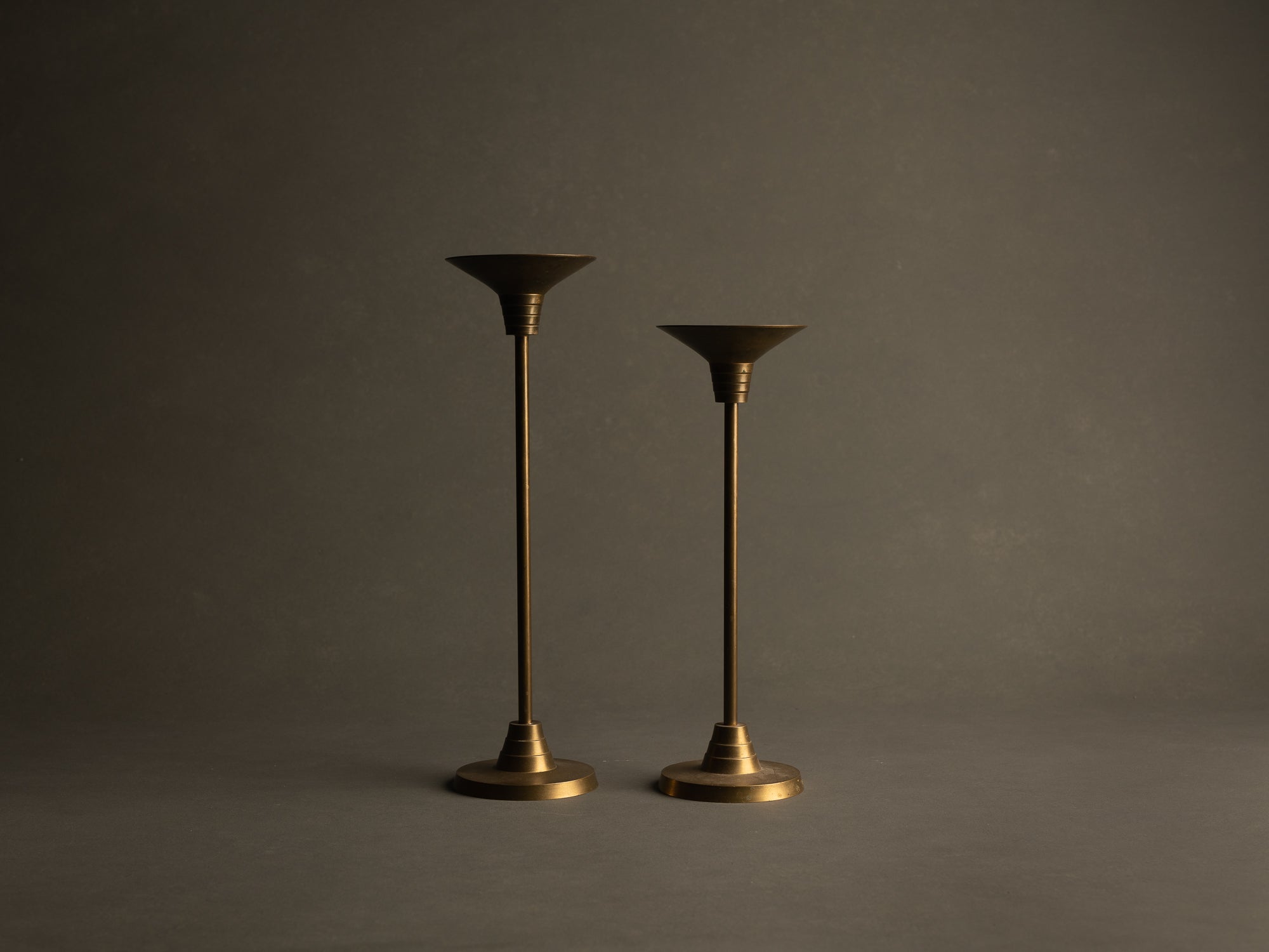 Paire de flambeaux néoclassiques modernistes, France (vers 1930)..Pair of neoclassical modernist Candle holders, France (circa 1930)