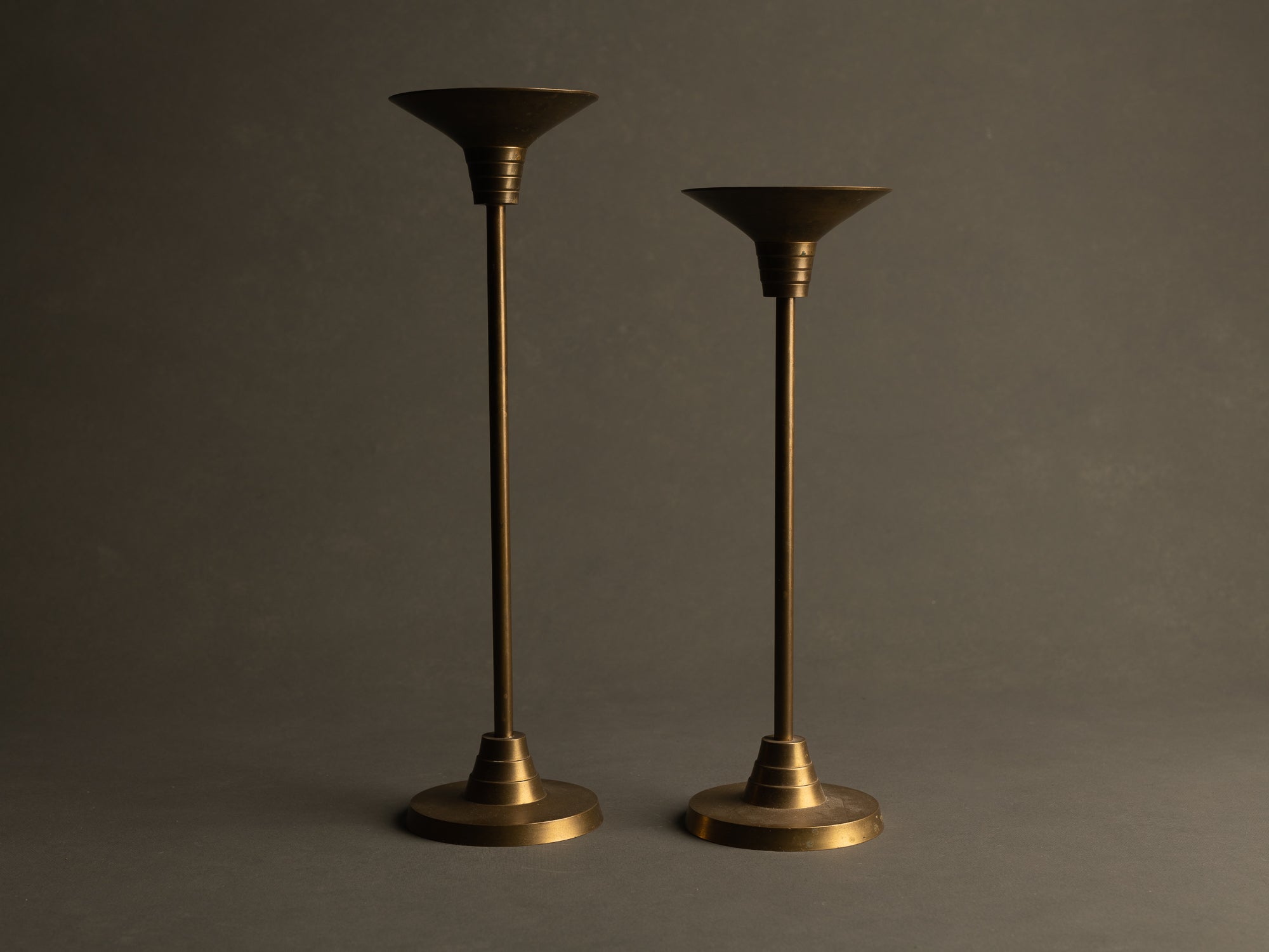Paire de flambeaux néoclassiques modernistes, France (vers 1930)..Pair of neoclassical modernist Candle holders, France (circa 1930)
