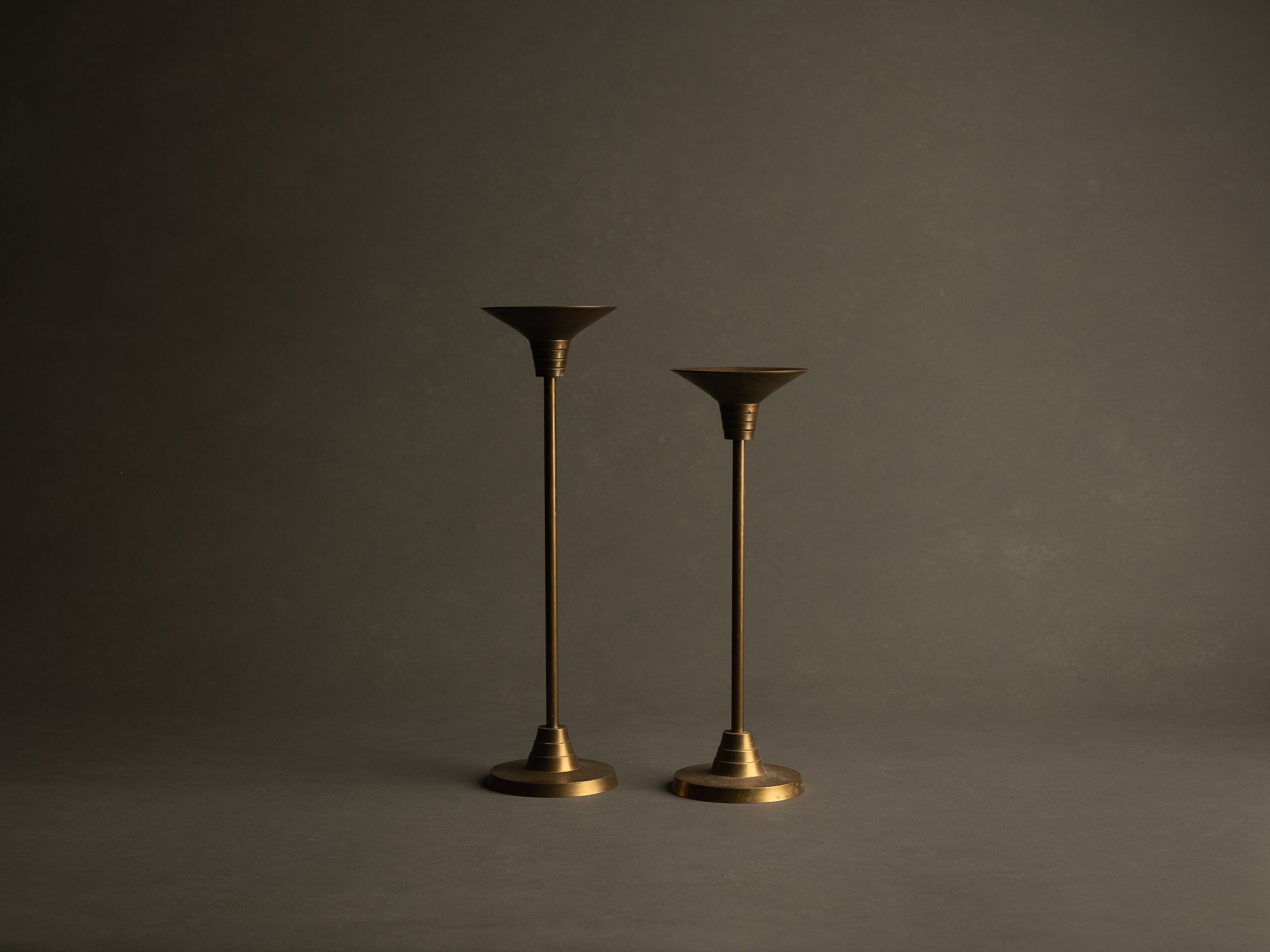 Paire de flambeaux néoclassiques modernistes, France (vers 1930)..Pair of neoclassical modernist Candle holders, France (circa 1930)