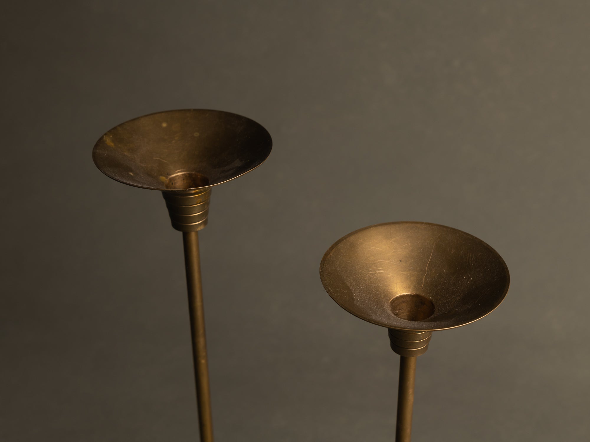 Paire de flambeaux néoclassiques modernistes, France (vers 1930)..Pair of neoclassical modernist Candle holders, France (circa 1930)