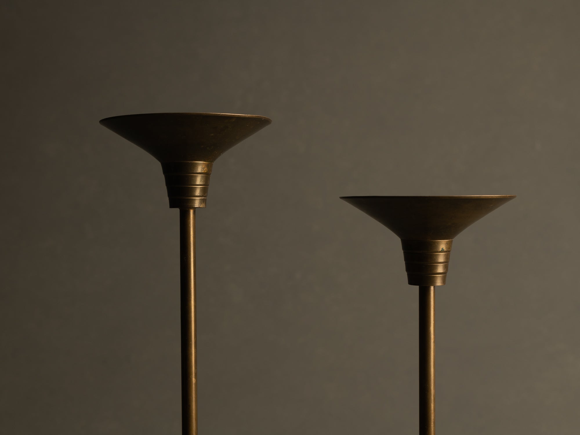 Paire de flambeaux néoclassiques modernistes, France (vers 1930)..Pair of neoclassical modernist Candle holders, France (circa 1930)