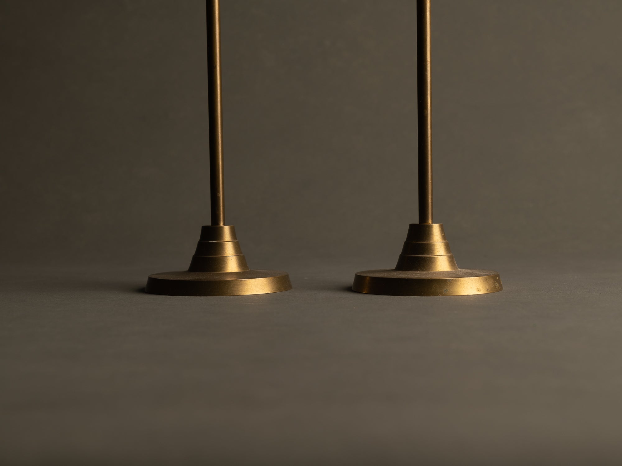 Paire de flambeaux néoclassiques modernistes, France (vers 1930)..Pair of neoclassical modernist Candle holders, France (circa 1930)