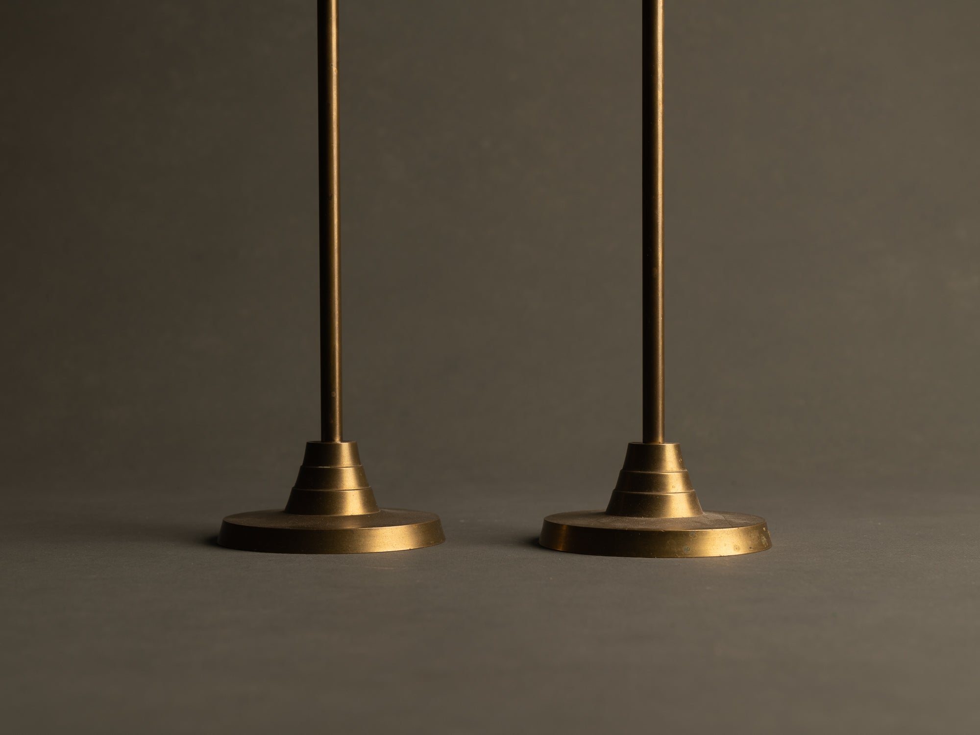 Paire de flambeaux néoclassiques modernistes, France (vers 1930)..Pair of neoclassical modernist Candle holders, France (circa 1930)