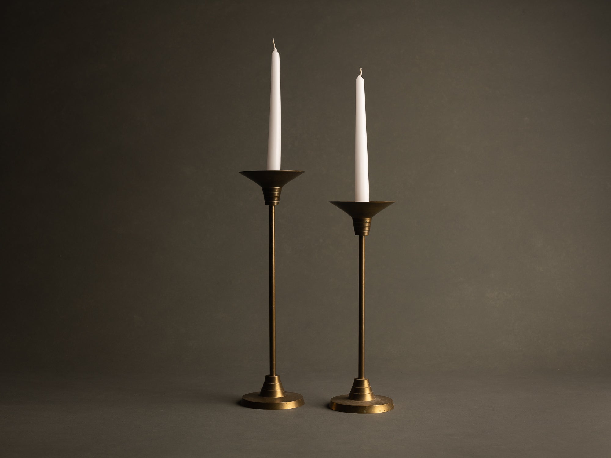 Paire de flambeaux néoclassiques modernistes, France (vers 1930)..Pair of neoclassical modernist Candle holders, France (circa 1930)