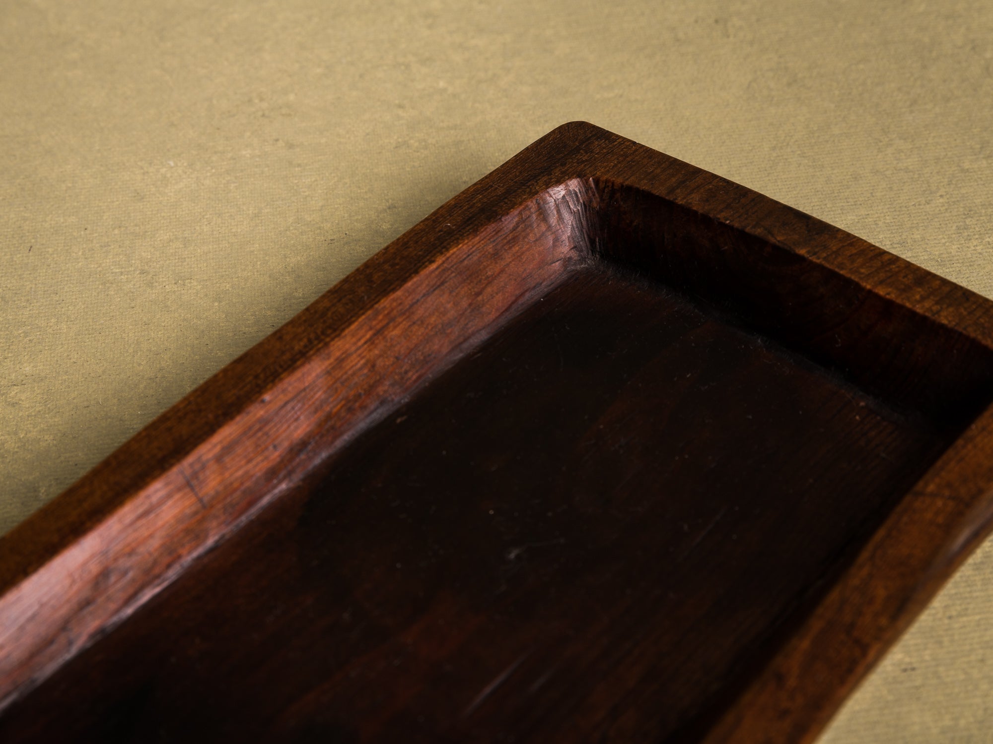Coupe monoxyle / plateau à thé pour la cérémonie du thé Gyokuro, Japon (vers 1900)..Bowl / Mingei tea tray for senchabon Gyokuro tea ceremony, Japan (circa 1900)